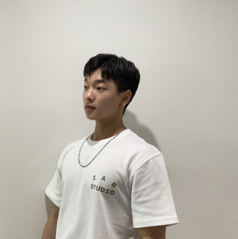 IAB Studio T-Shirt White Light Green 착용 스타일 - 2