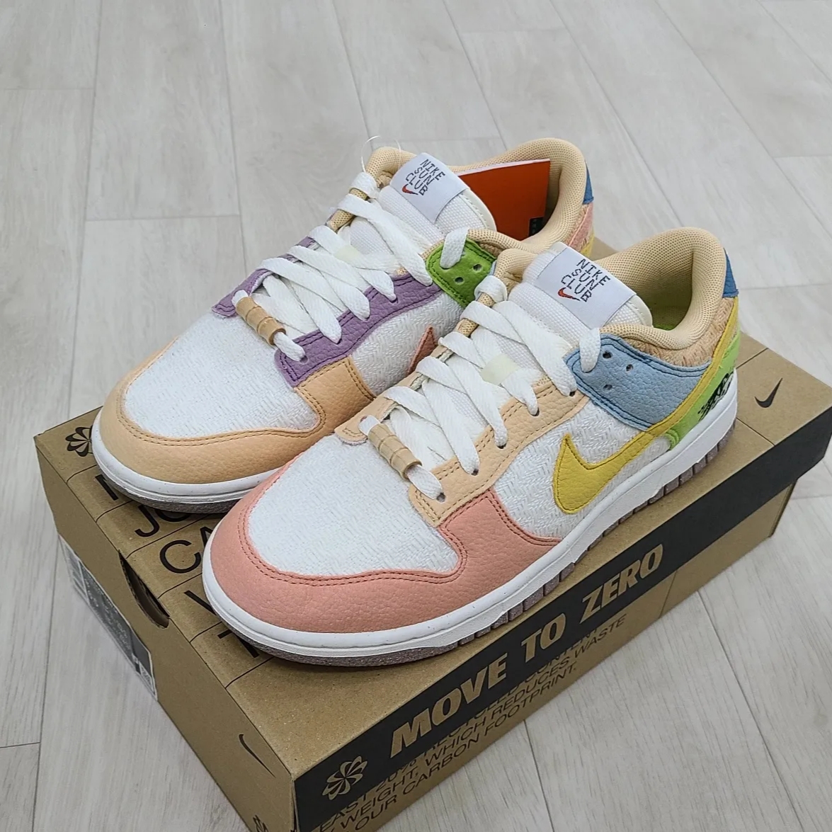 (W) Nike Dunk Low SE Sun Club Sanded Gold 착용 스타일 - 2