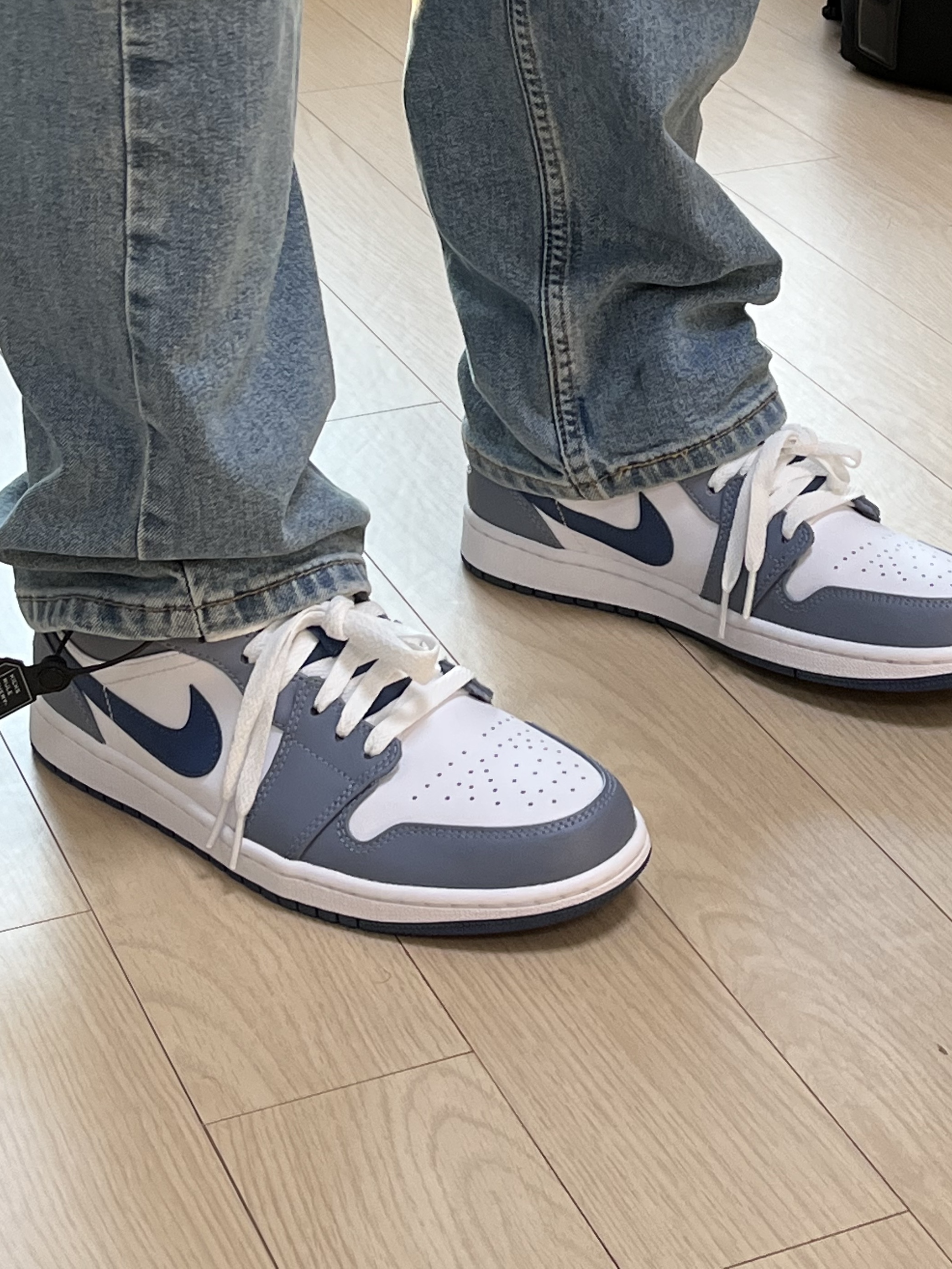 Jordan 1 Low Ashen Slate and Mystic Navy 착용 스타일