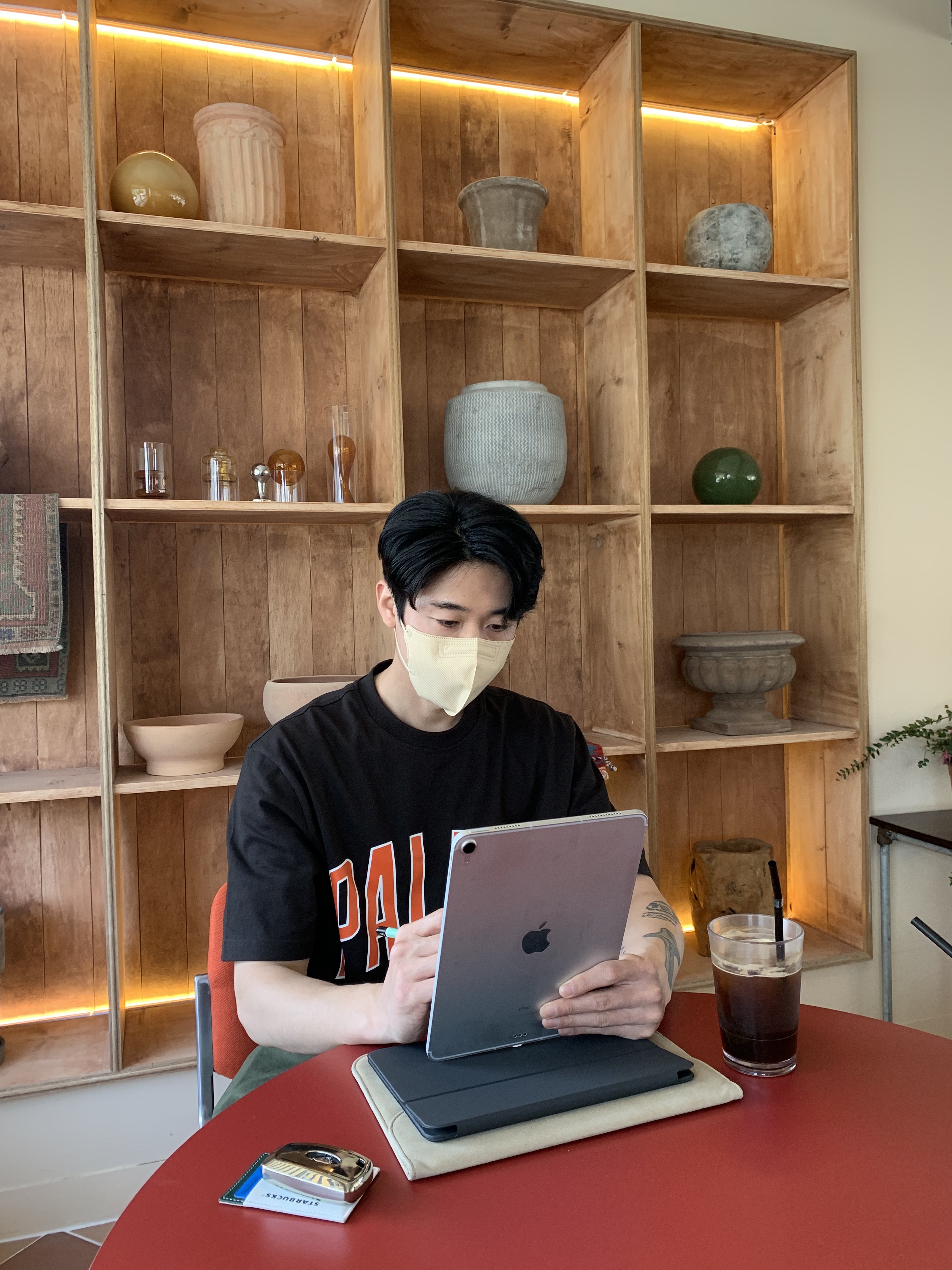 Apple iPad Air 5th Gen Cellular 256GB Space Gray (Korean Ver.), Palace Sportini T-Shirt Black - 21SS 착용 스타일 - 1