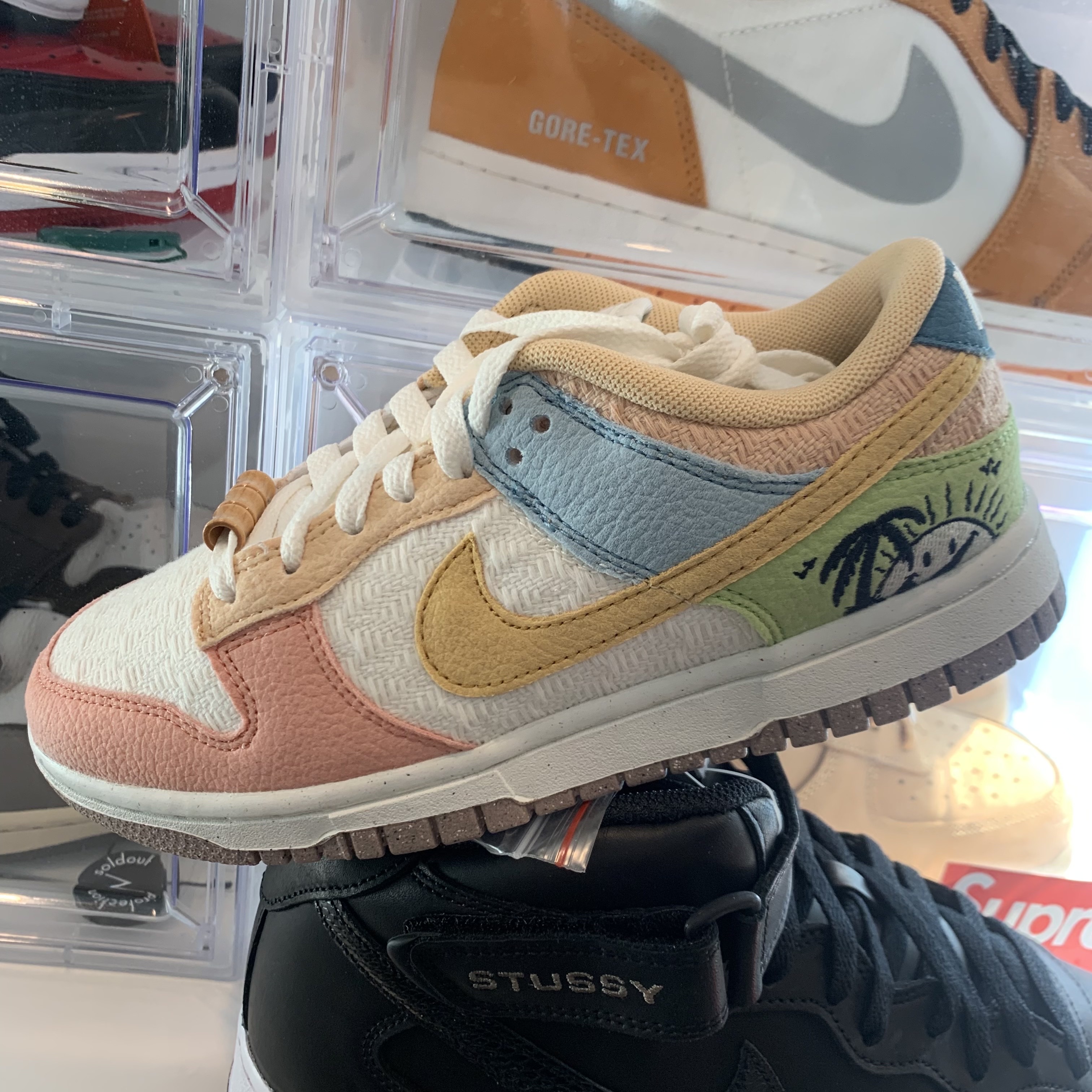(W) Nike Dunk Low SE Sun Club Sanded Gold 착용 스타일 - 3