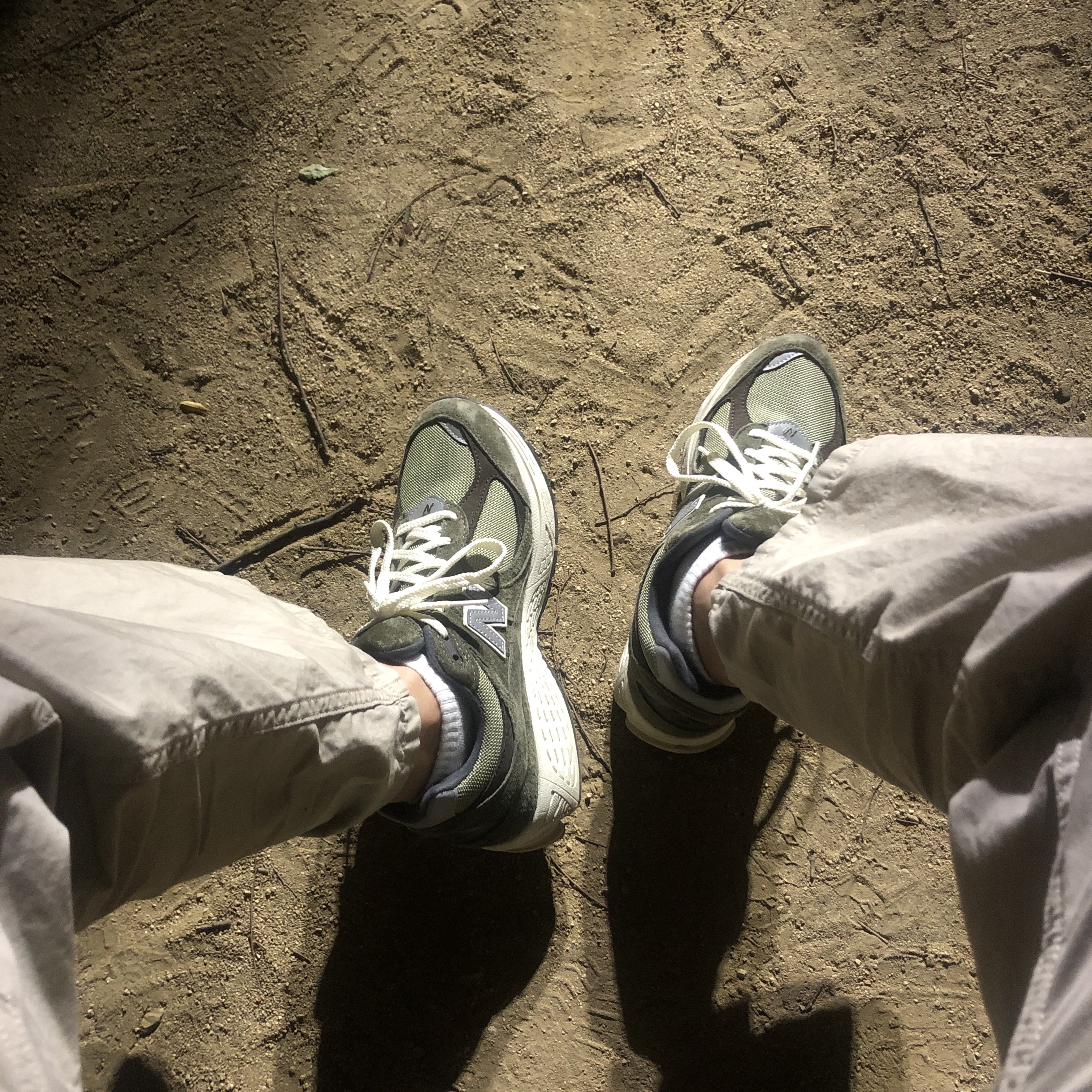 New Balance 2002R Grey 착용 스타일