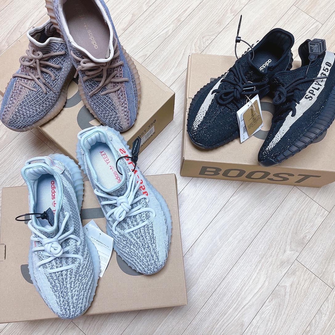 Adidas Yeezy Boost 350 V2 Blue Tint 2017, Adidas Yeezy Boost 350 V2 Core Black White 2022 착용 스타일 - 1