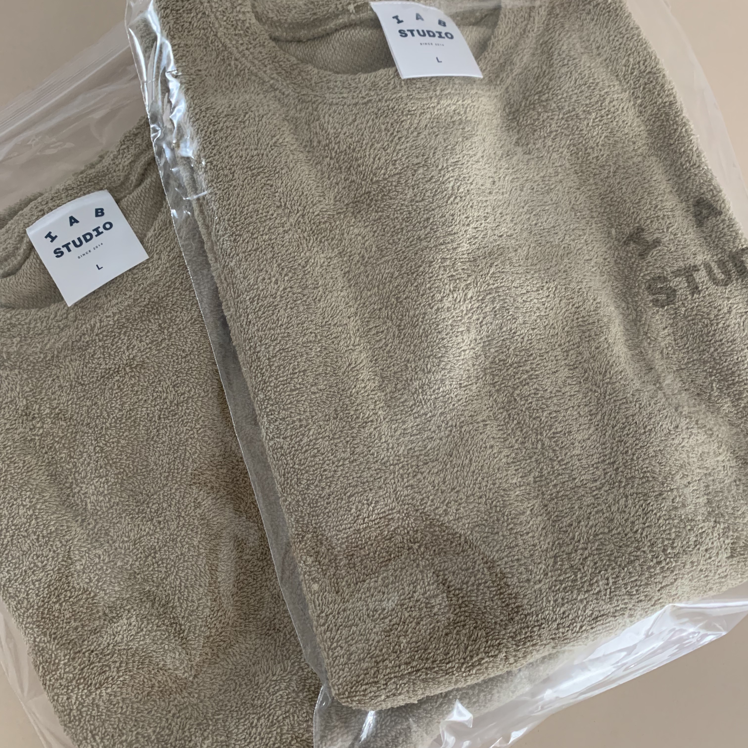 IAB Studio T-Shirt White Light Green, IAB Studio Towel T-Shirt Light Green 착용 스타일 - 2