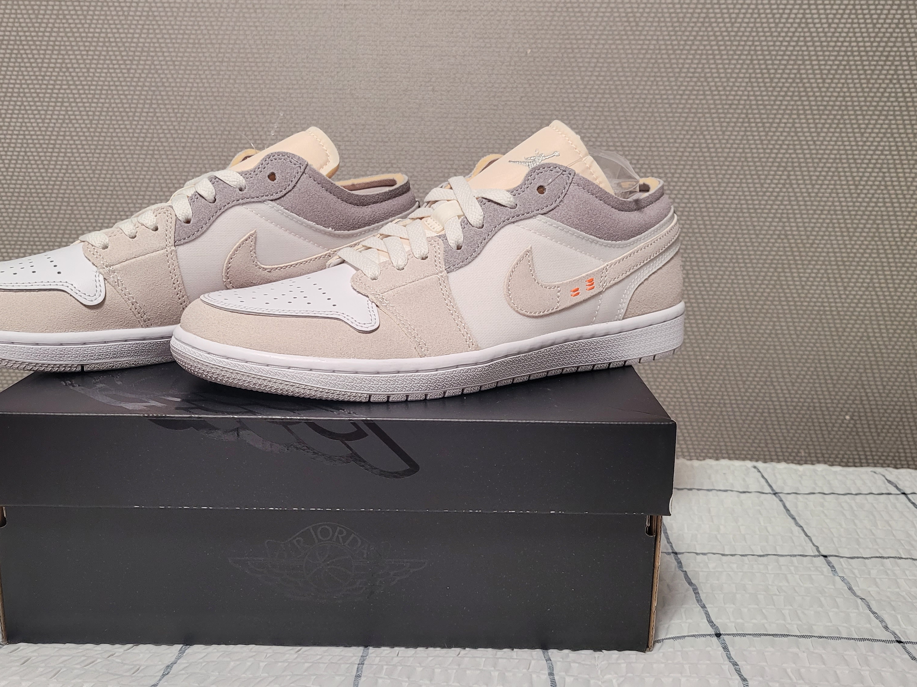 Jordan 1 Low SE Craft White and Phantom 착용 스타일 - 2