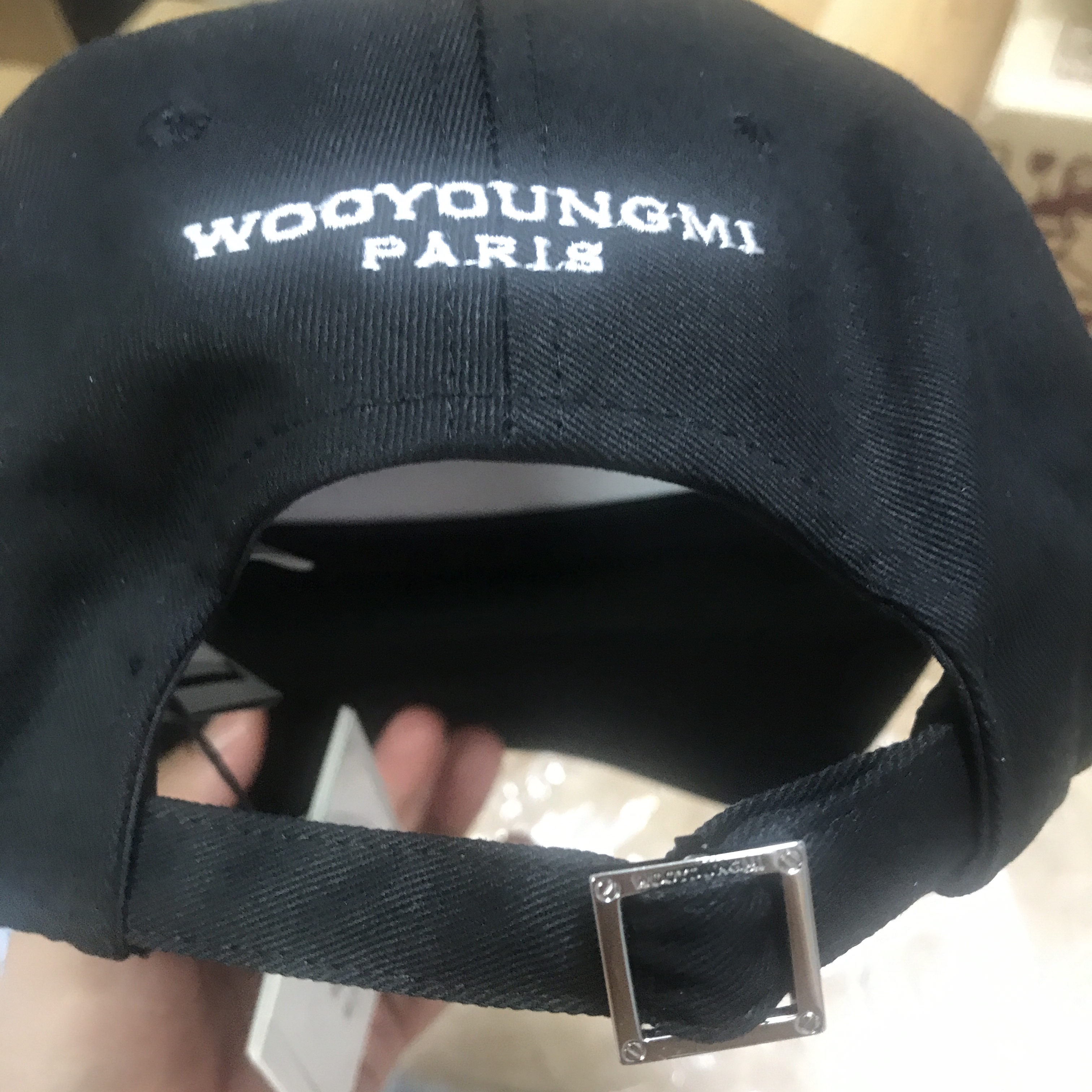 Wooyoungmi White Logo Ball Cap Black 착용 스타일 - 4