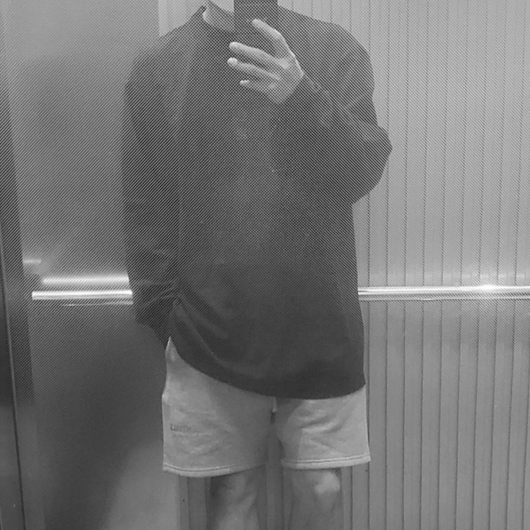 Yeezy Gap Engineered By Balenciaga Dove Long Sleeve T-Shirt Washed Black 착용 스타일 - 1