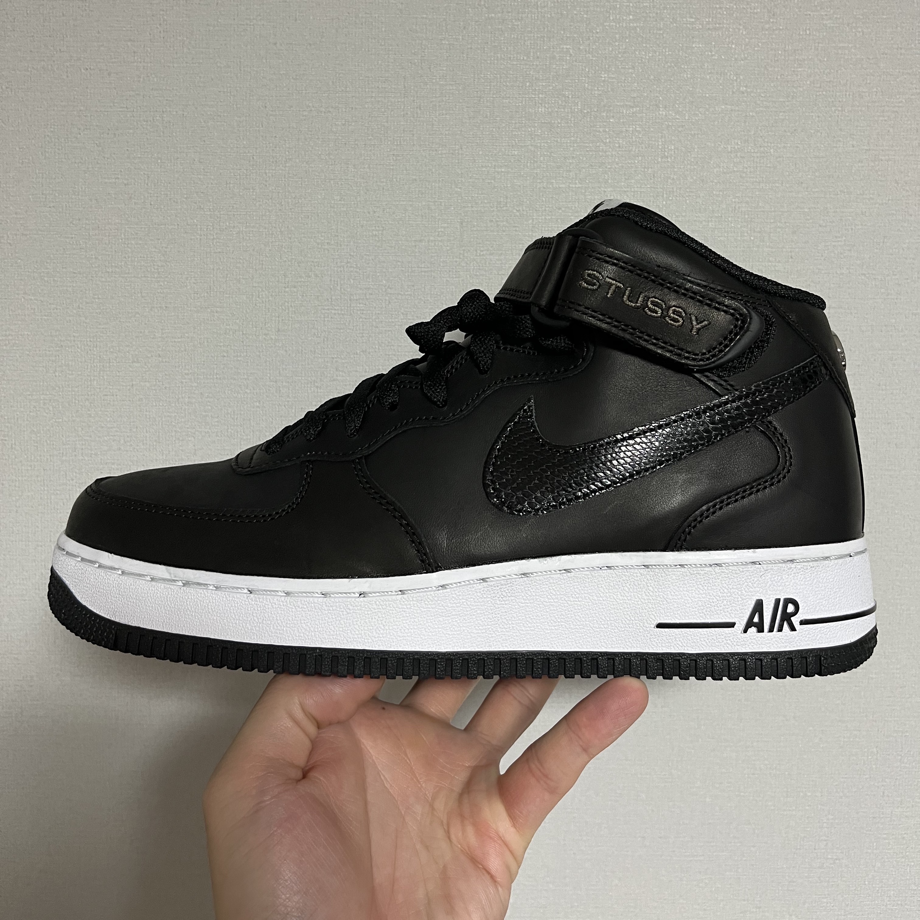 Nike x Stussy Air Force 1 '07 Mid SP Black 착용 스타일 - 2