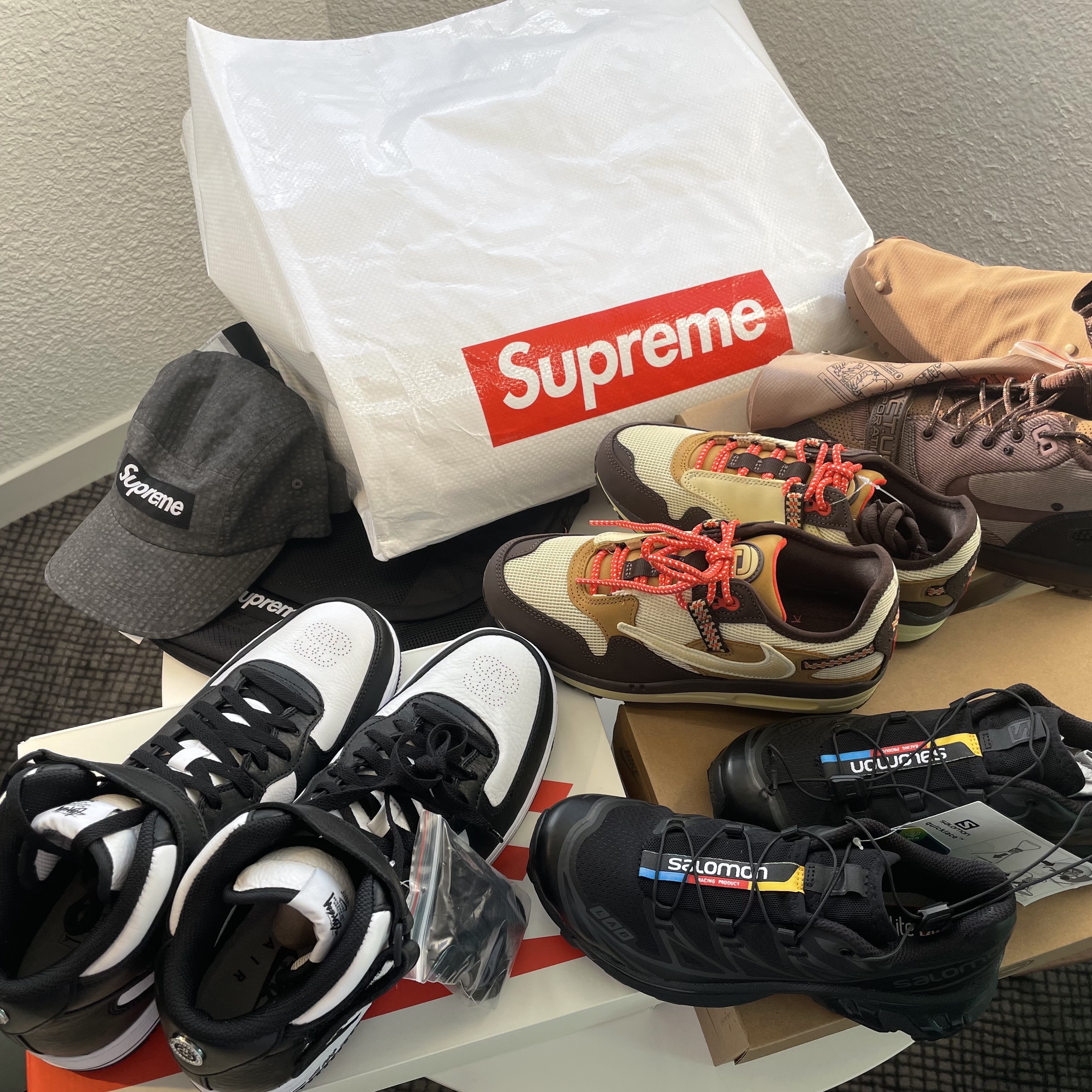 Supreme Small Messenger Bag Black - 22SS, Nike x Stussy Air Force 1 '07 Mid SP Black and Light Bone 착용 스타일