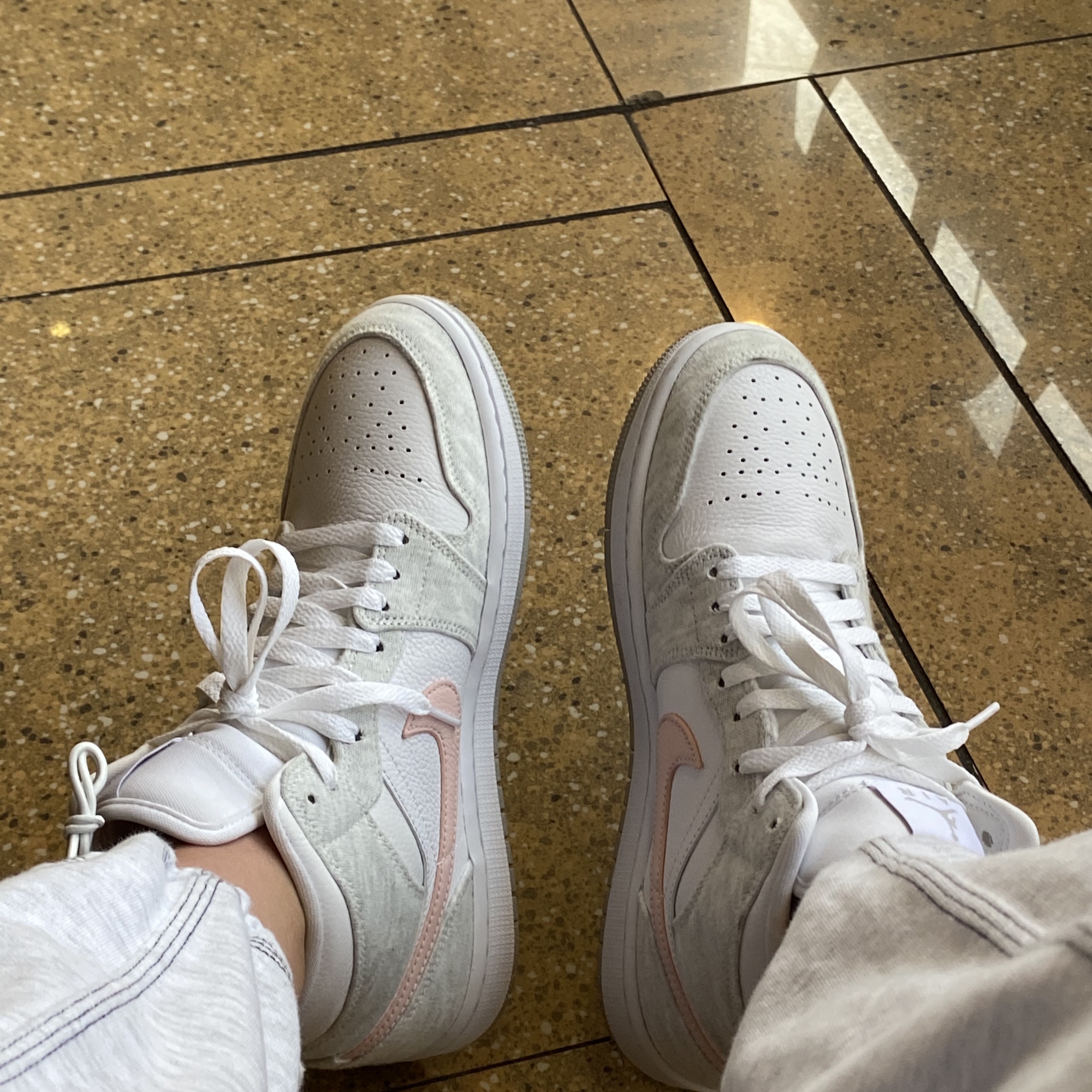 (W) Jordan 1 Mid SE Light Iron Ore 착용 스타일