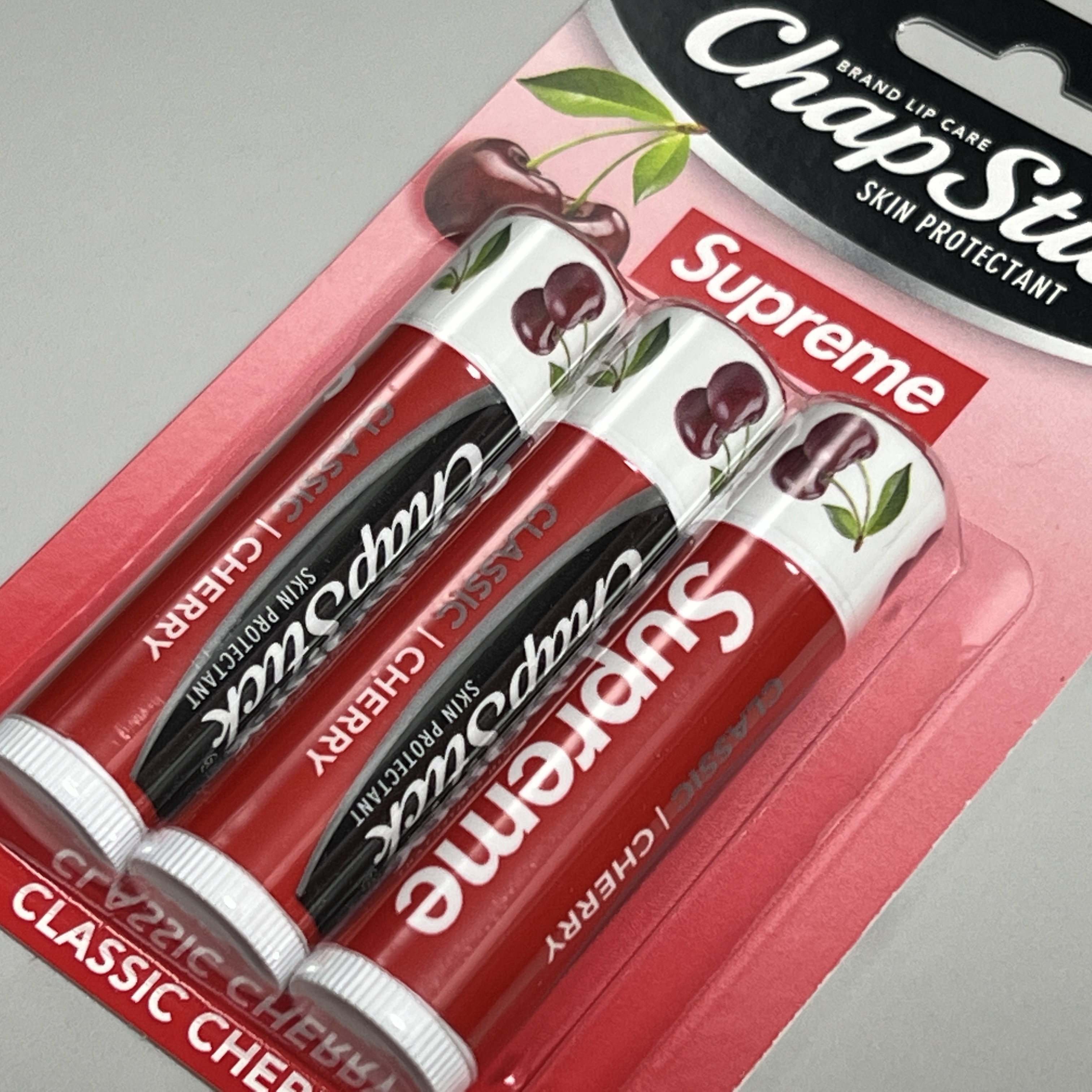 Supreme Chapstick Red (3 Pack) 착용 스타일