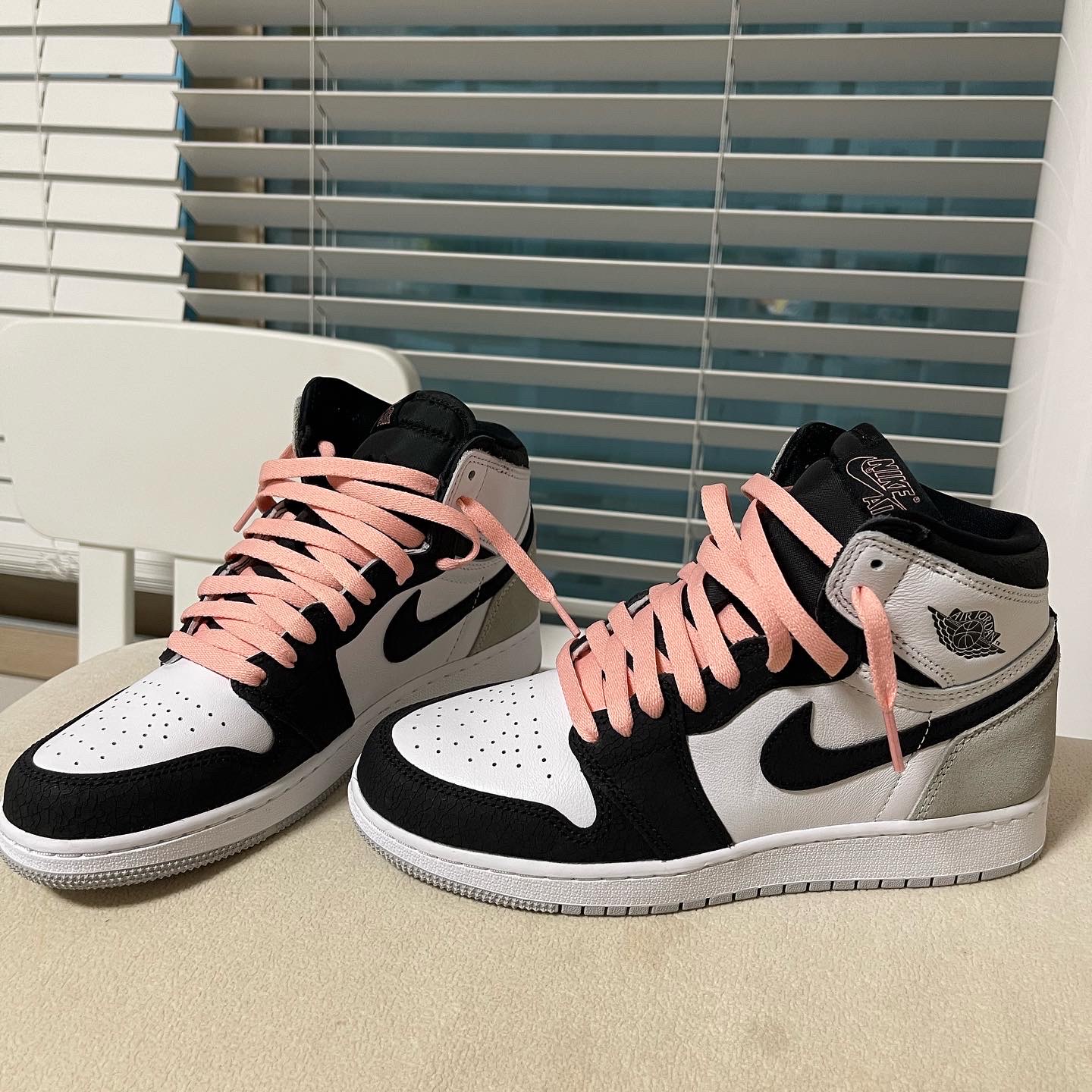 (GS) Jordan 1 Retro High OG Bleached Coral 착용 스타일 - 2