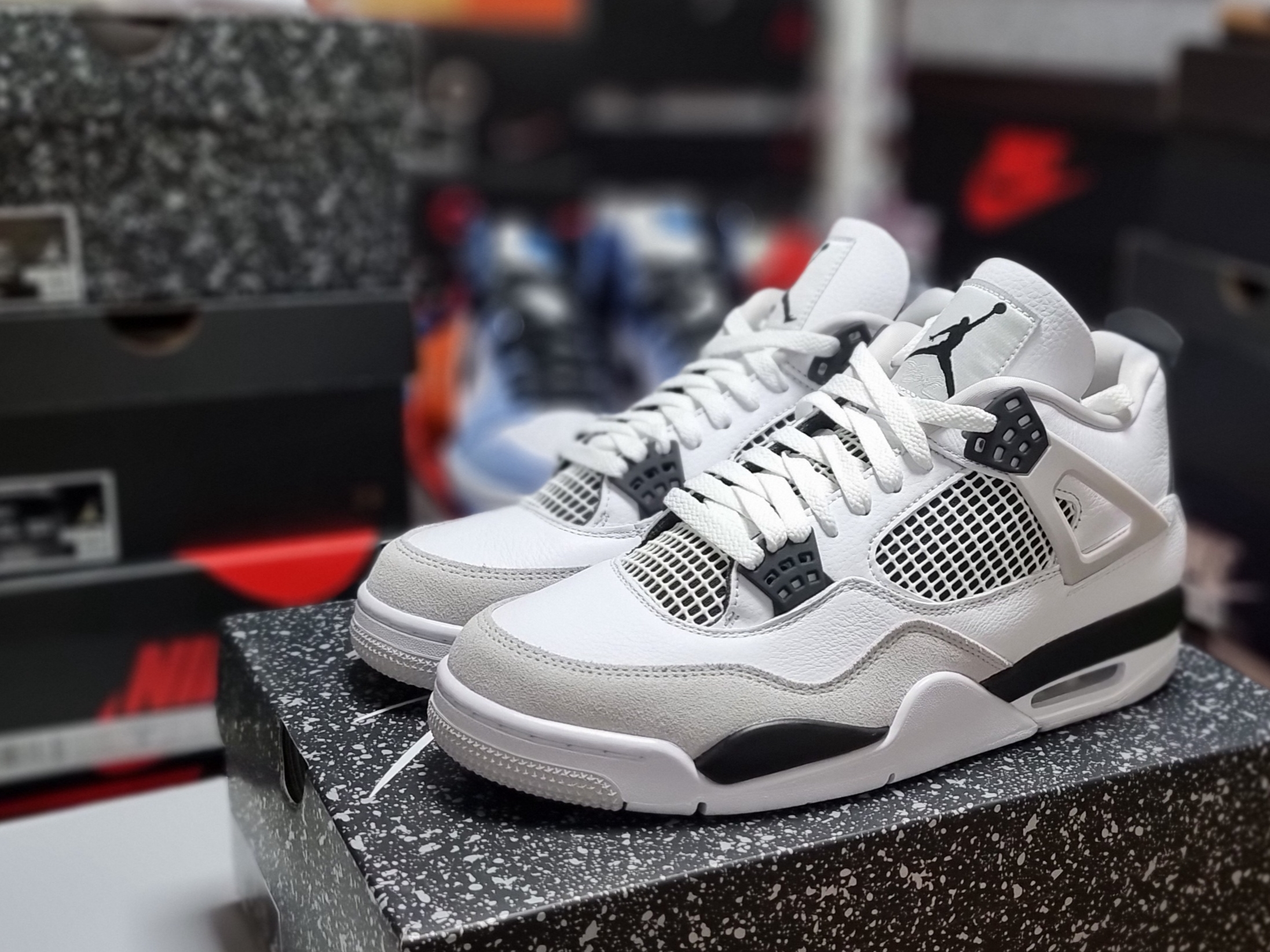 Jordan 4 Retro White and Black 착용 스타일