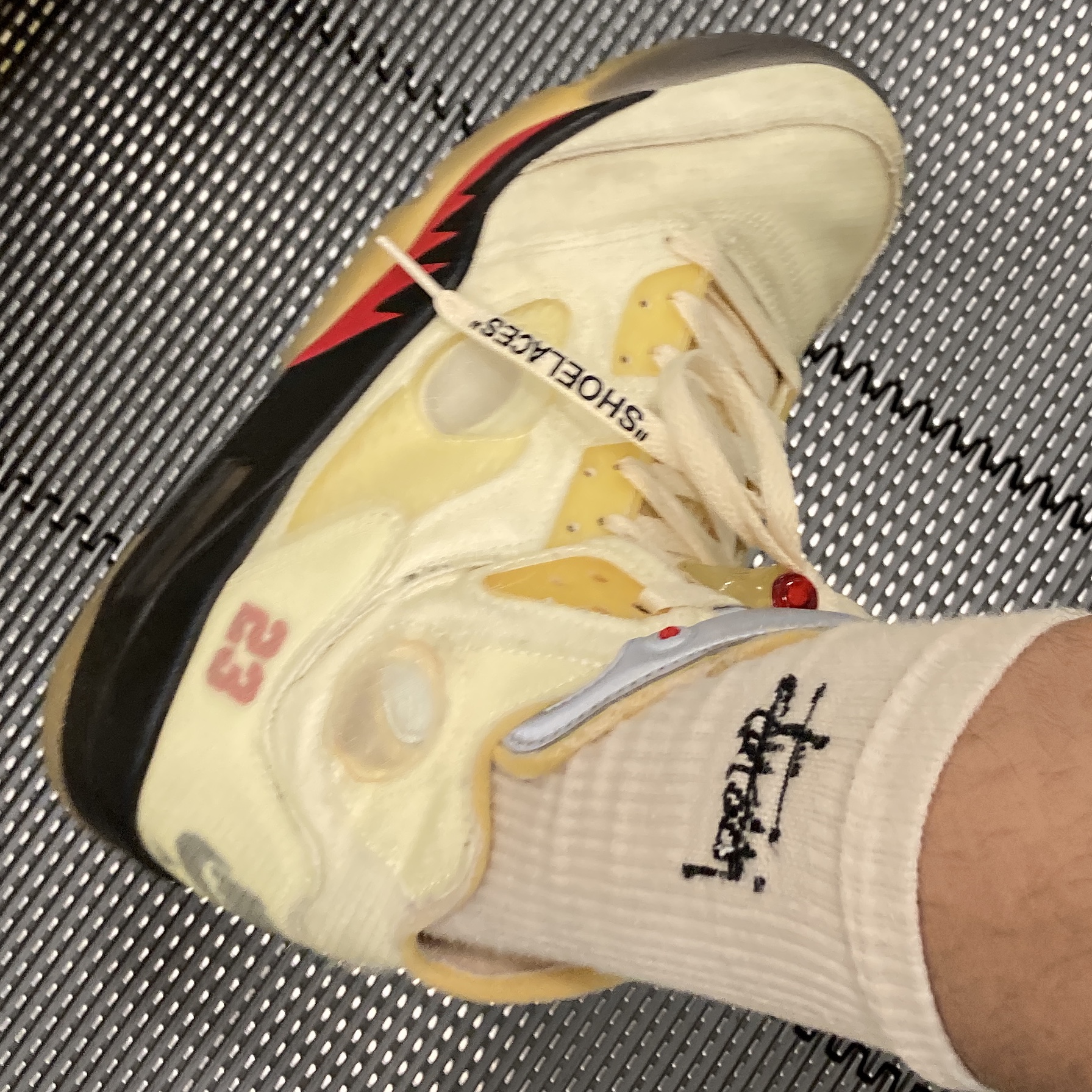 Jordan 5 x Off-White Retro SP Sail Fire Red 착용 스타일
