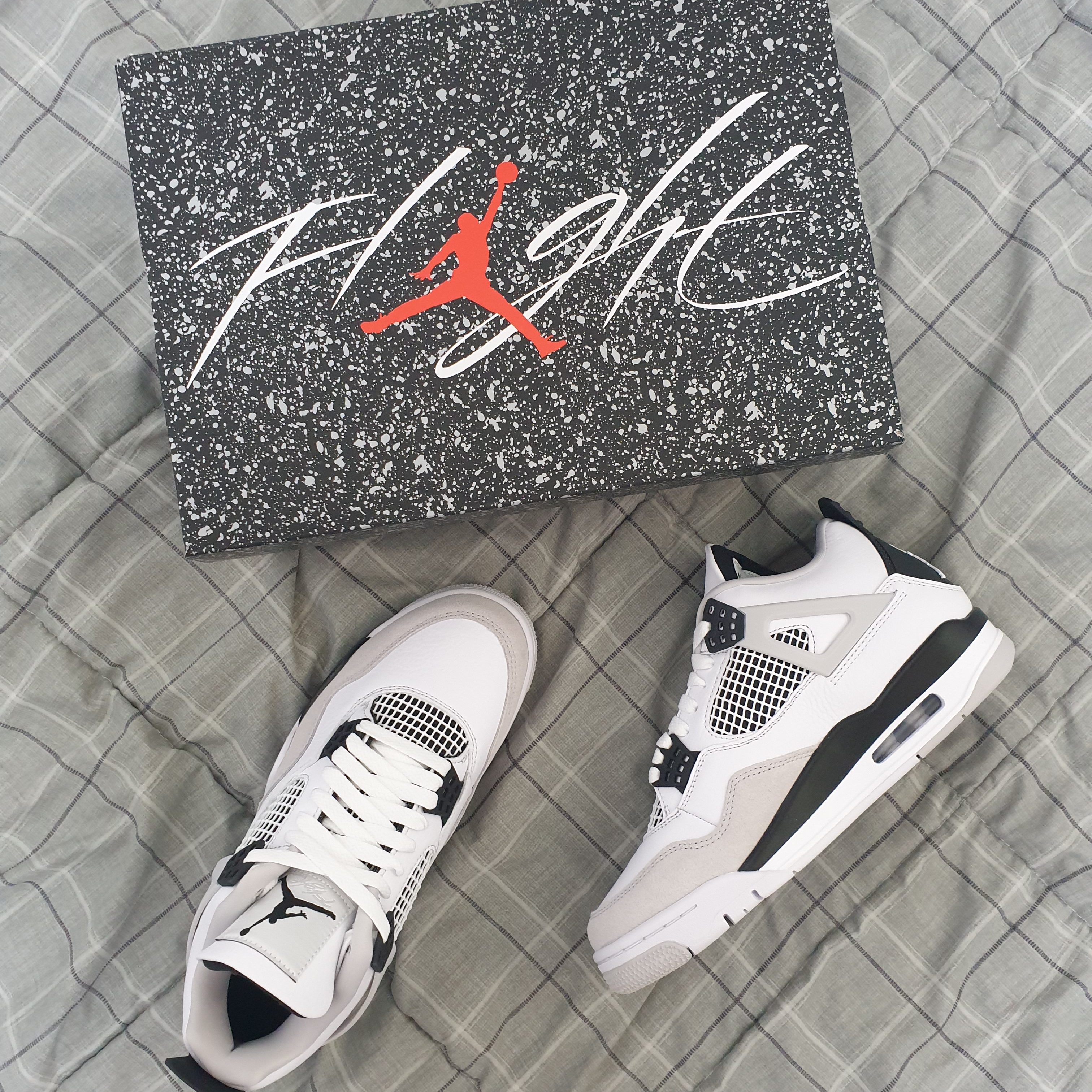 Jordan 1 Mid Light Smoke Grey Anthracite, Jordan 4 Retro White and Black 착용 스타일 - 2