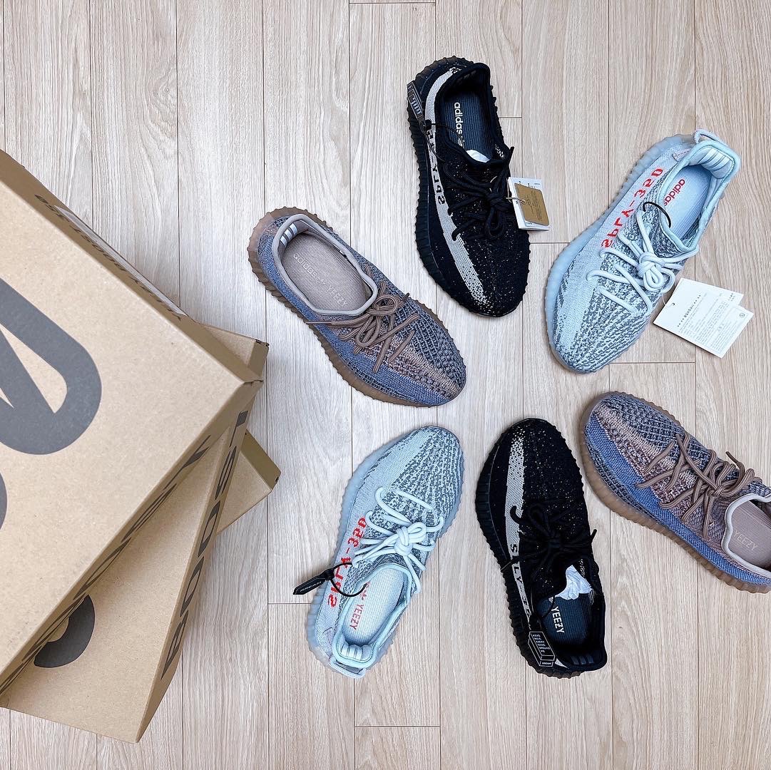 Adidas Yeezy Boost 350 V2 Blue Tint 2017, Adidas Yeezy Boost 350 V2 Core Black White 2022 착용 스타일 - 2