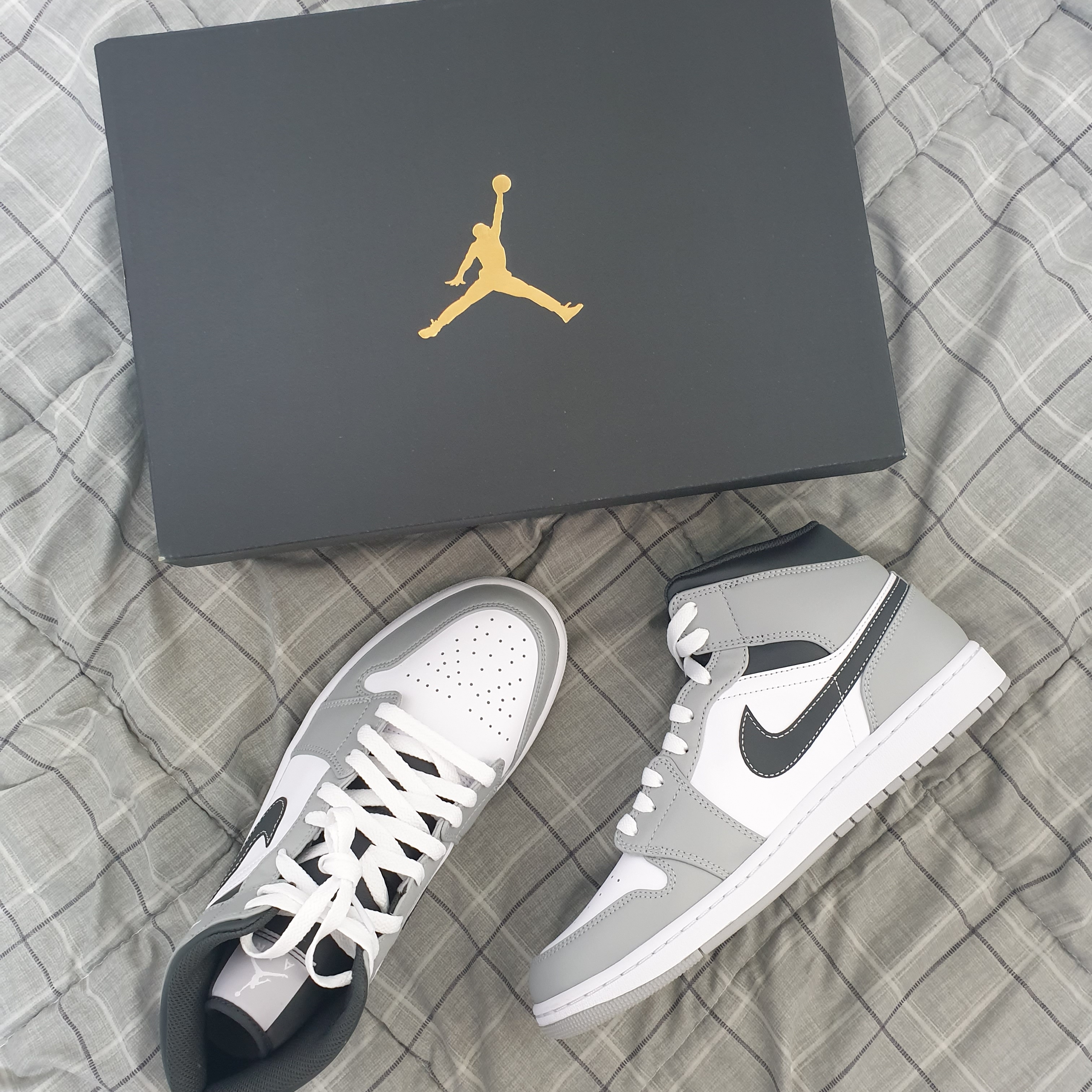 Jordan 1 Mid Light Smoke Grey Anthracite, Jordan 4 Retro White and Black 착용 스타일 - 1
