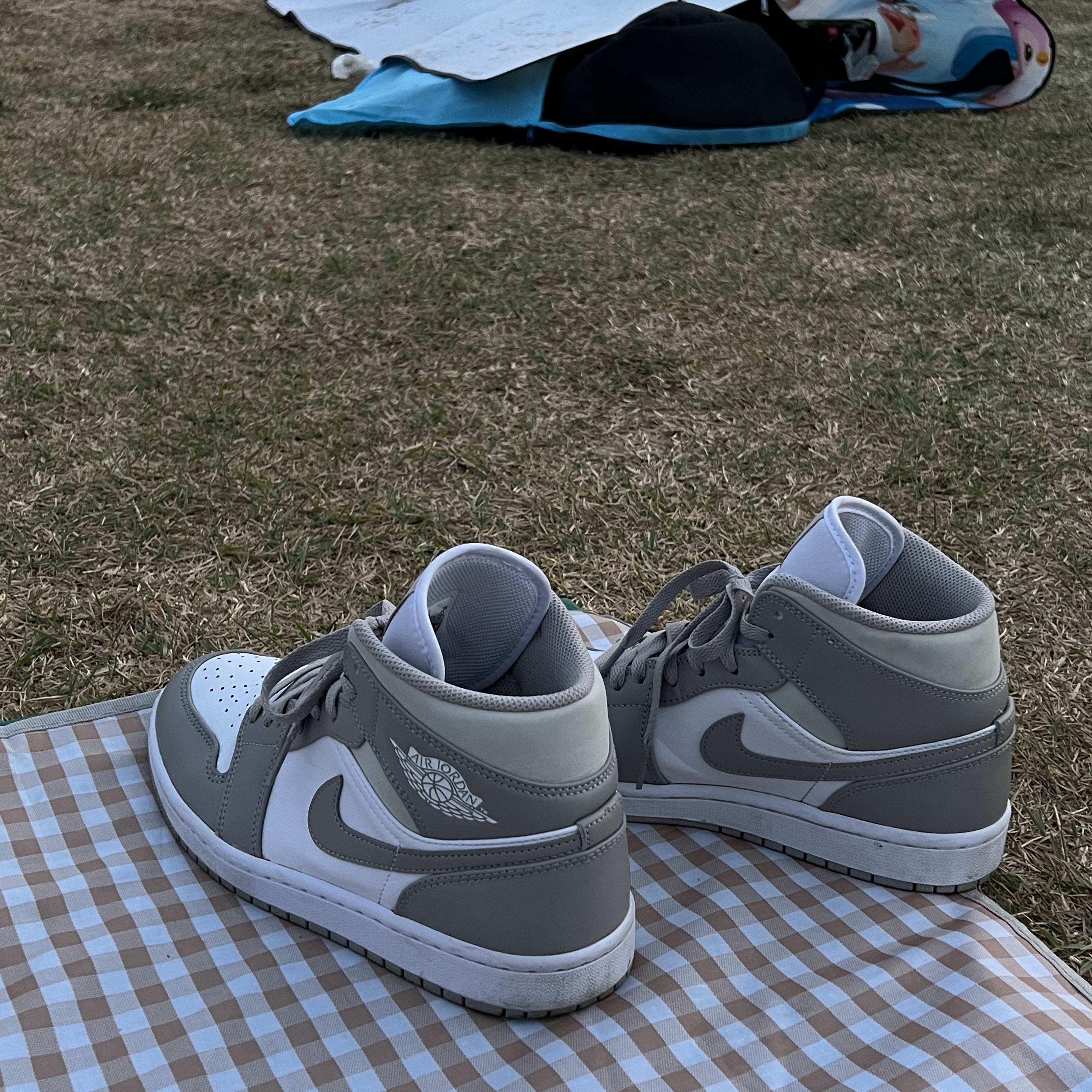 Jordan 1 Mid College Grey 착용 스타일 - 3