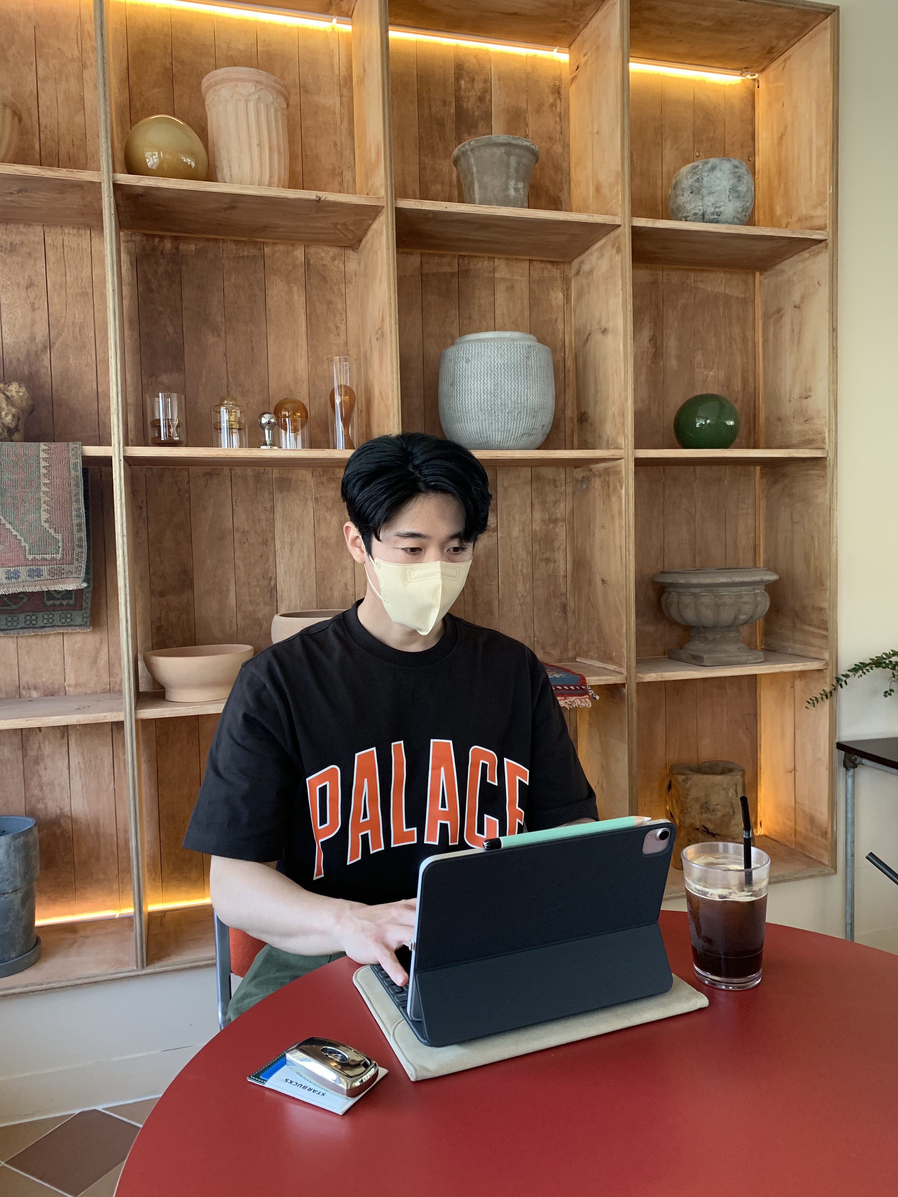 Apple iPad Air 5th Gen Cellular 256GB Space Gray (Korean Ver.), Palace Sportini T-Shirt Black - 21SS 착용 스타일 - 2