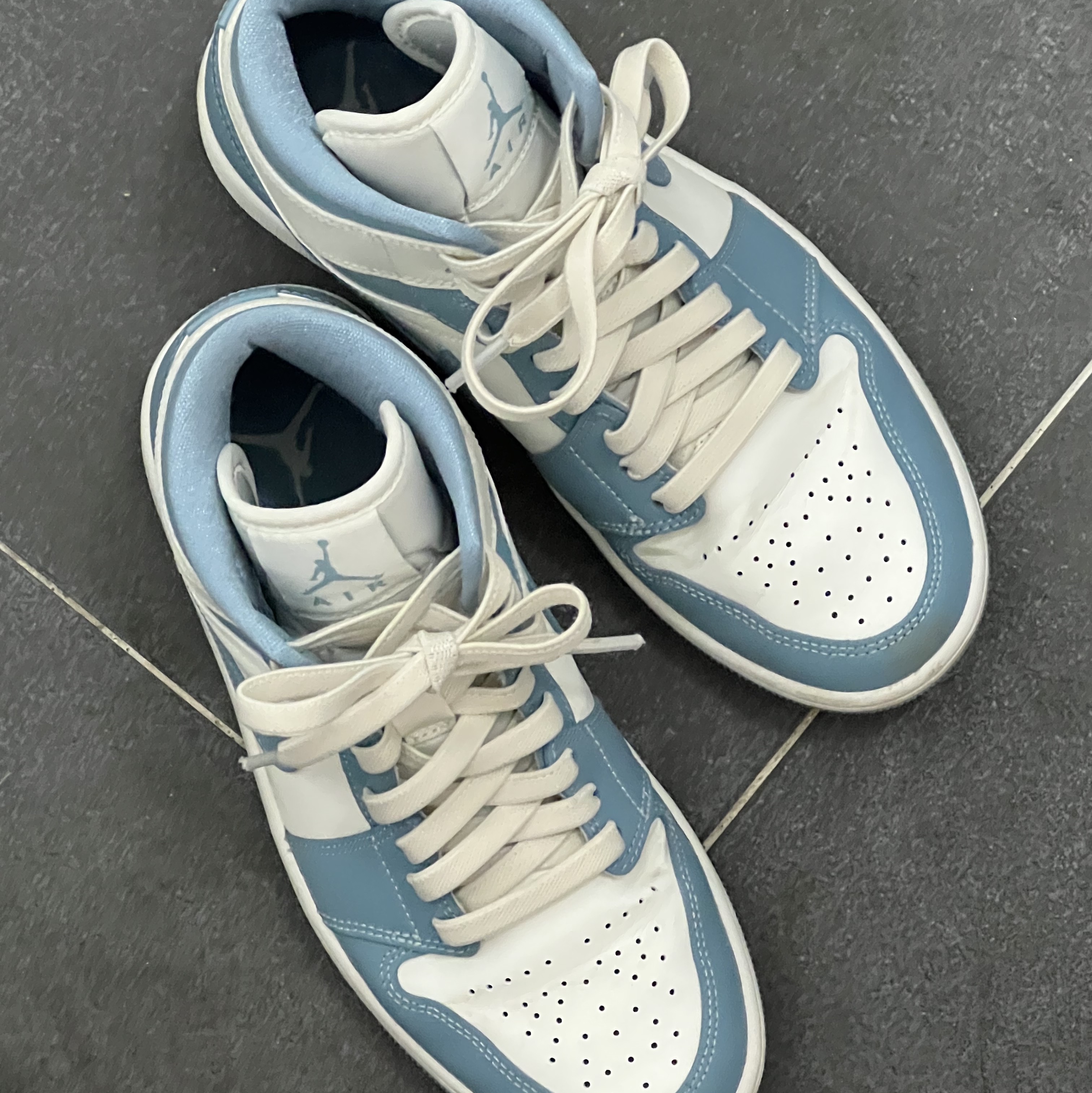 (W) Jordan 1 Mid Sail and Worn Blue 착용 스타일