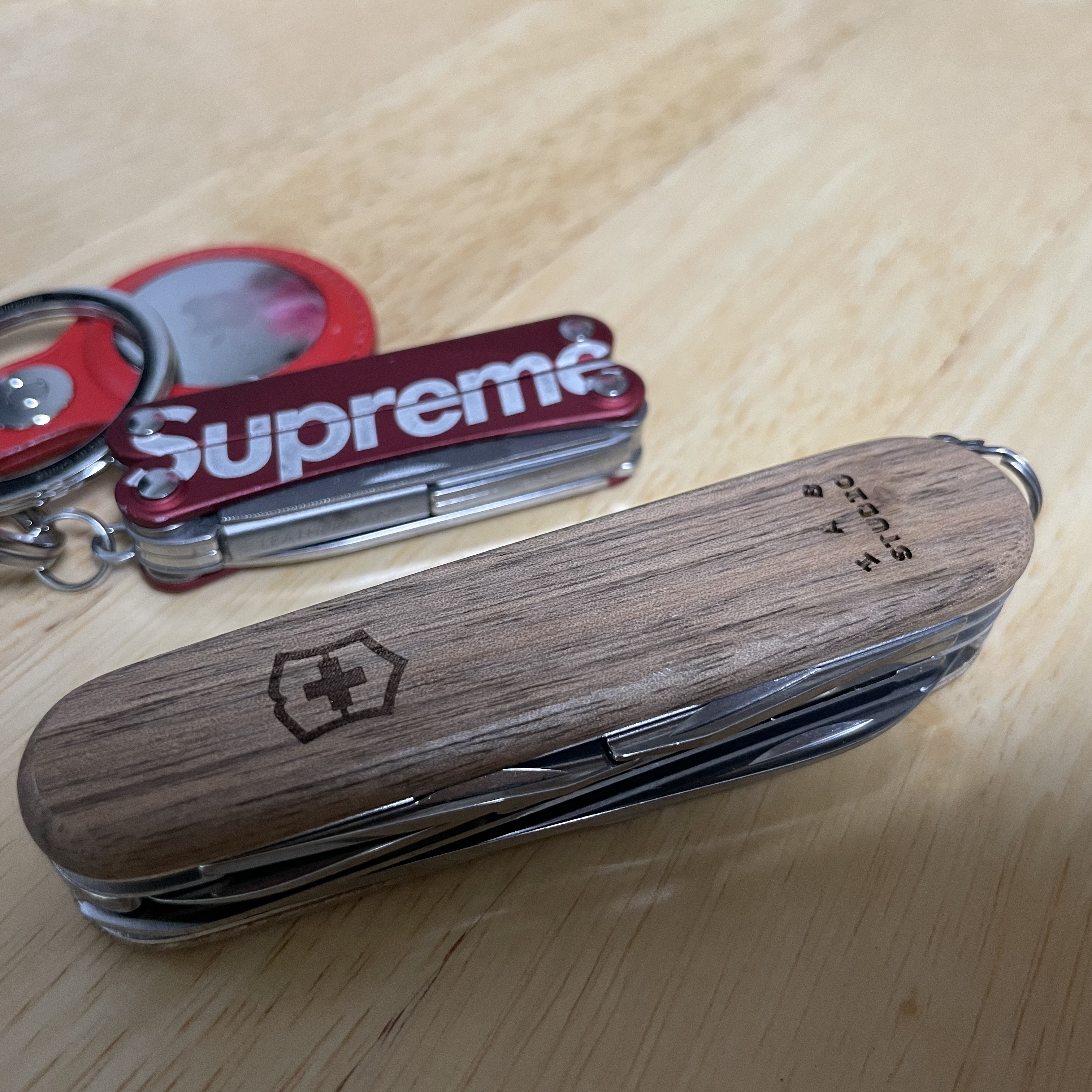 Supreme x Leatherman Squirt PS4 Multitool Red - 21SS, IAB Studio x Victorinox Huntsman Wood 착용 스타일