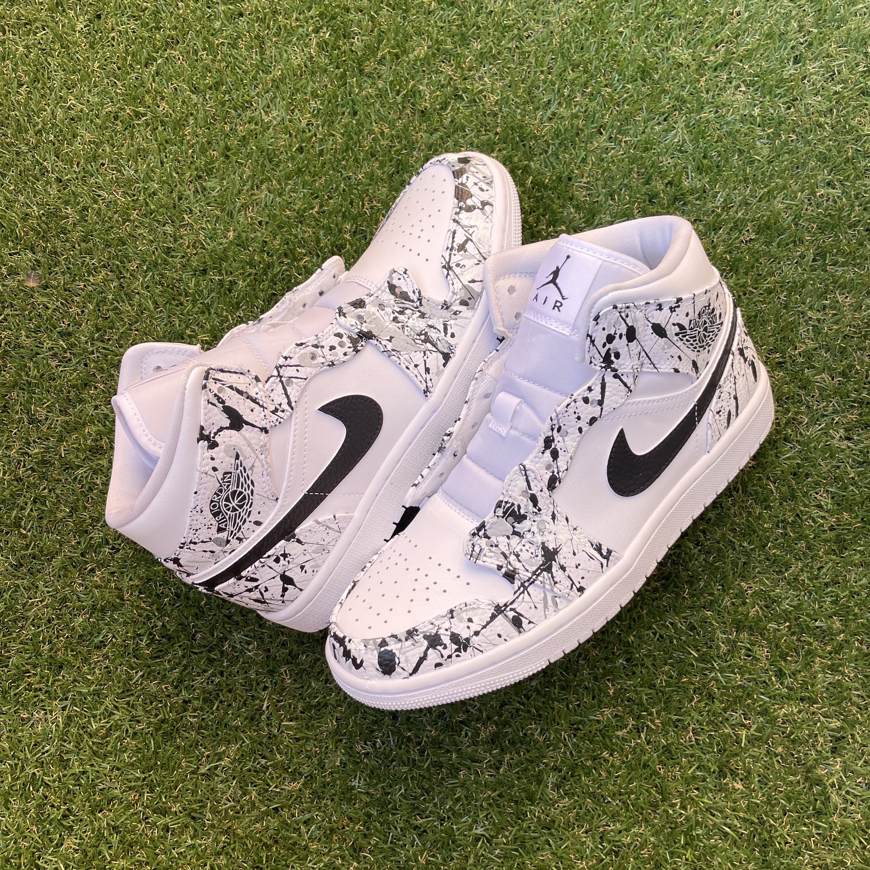 (W) Jordan 1 Mid White Snakeskin, Jordan 1 Mid Triple White 착용 스타일 - 1