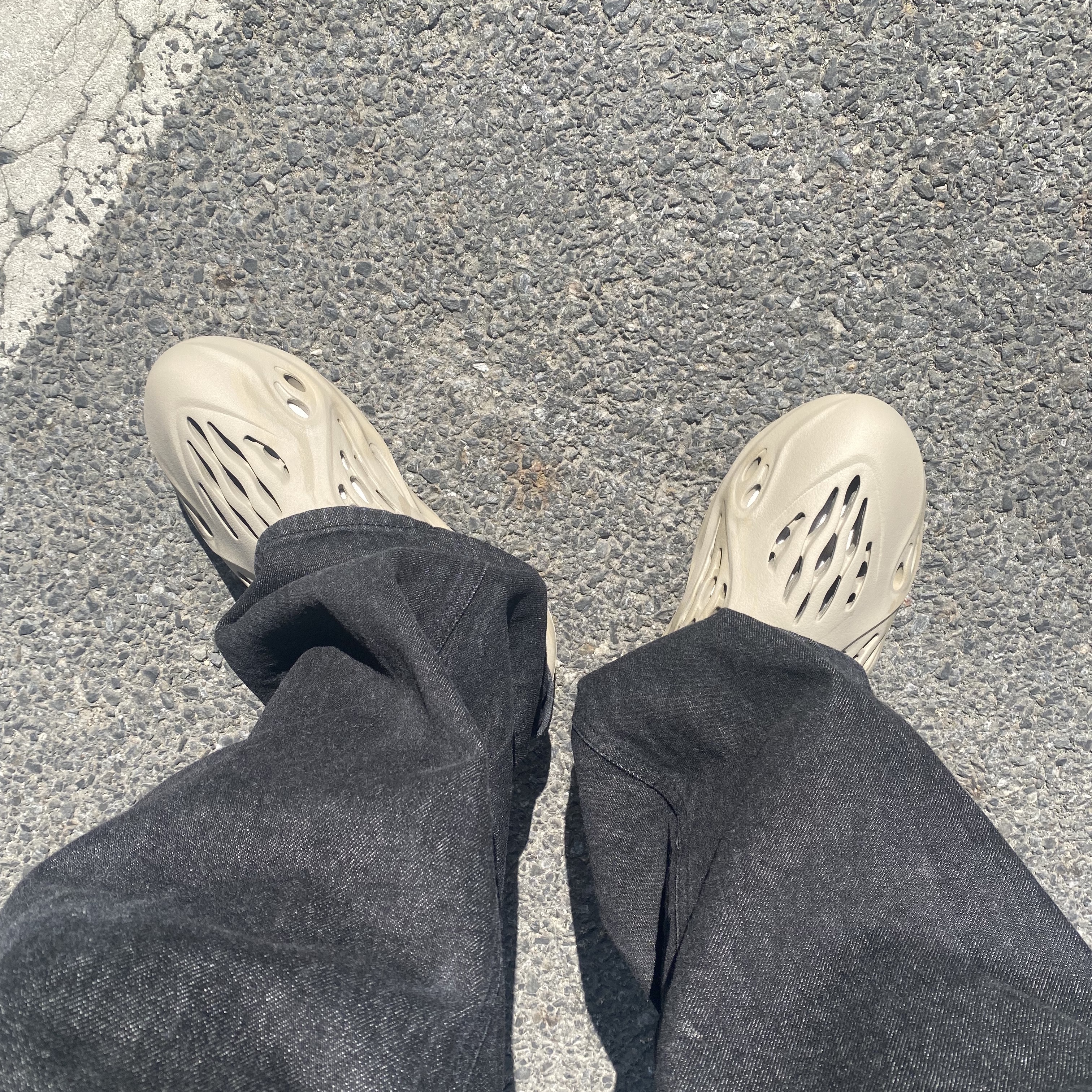 Adidas Yeezy Foam RNNR Stone Sage 착용 스타일 - 1