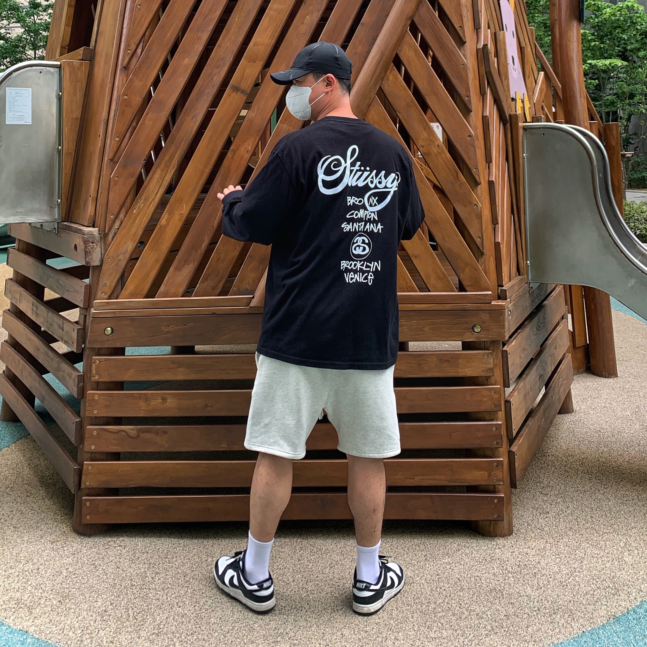 Stussy World Tour LS T-Shirt Black, Essentials The Core Collection Sweatshorts Oatmeal 착용 스타일