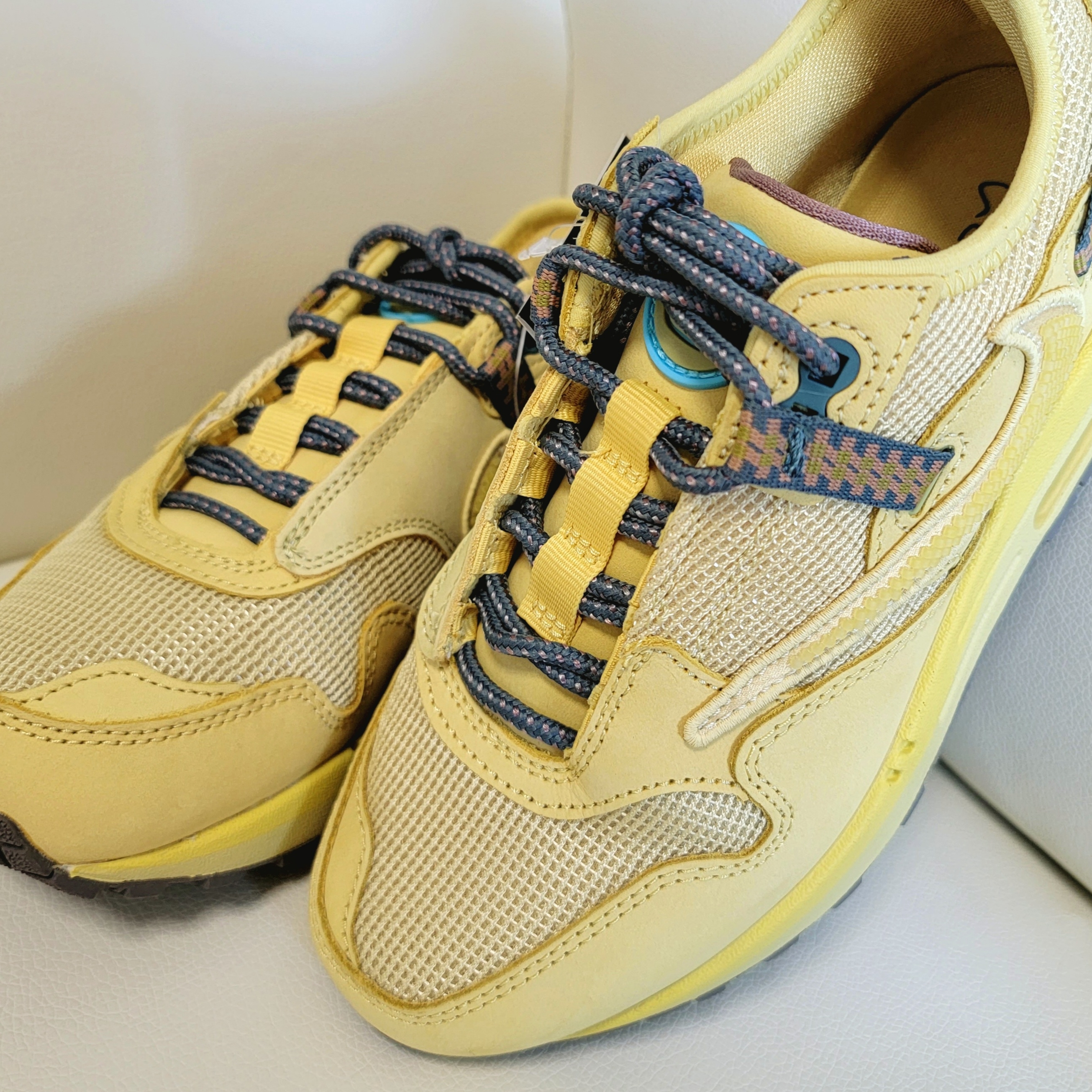 Nike x Travis Scott Air Max 1 Cact.us Brown, Nike x Travis Scott Air Max 1 Cact.us Gold 착용 스타일 - 3