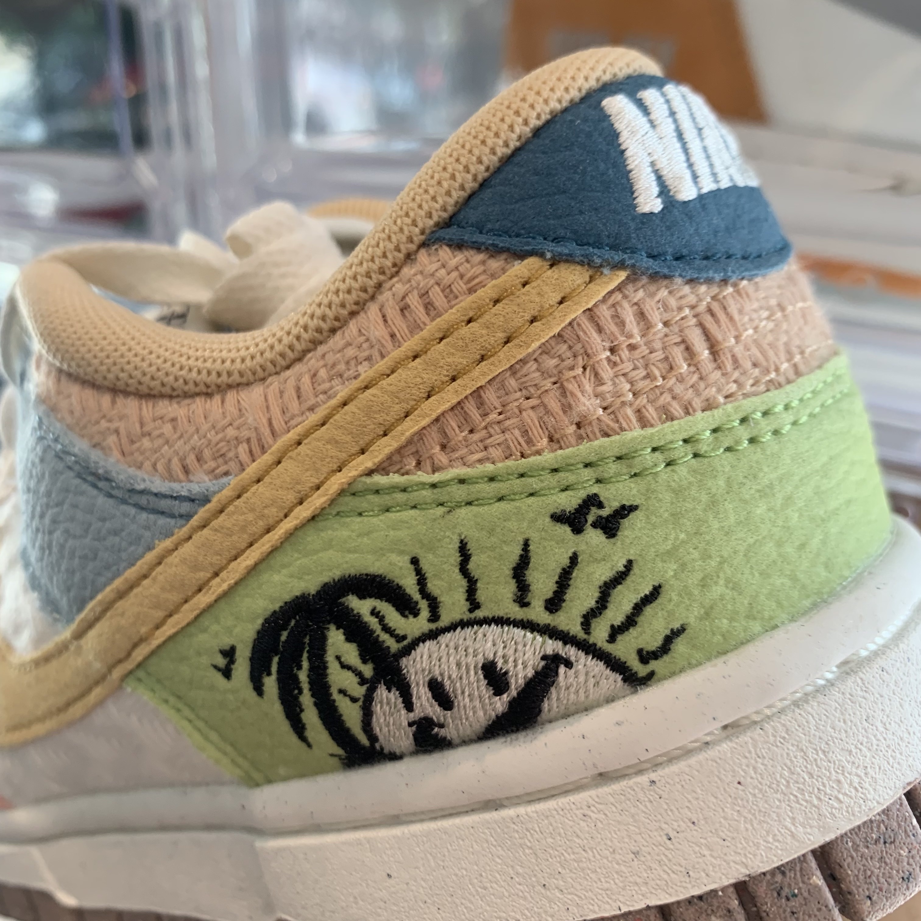 (W) Nike Dunk Low SE Sun Club Sanded Gold 착용 스타일 - 1