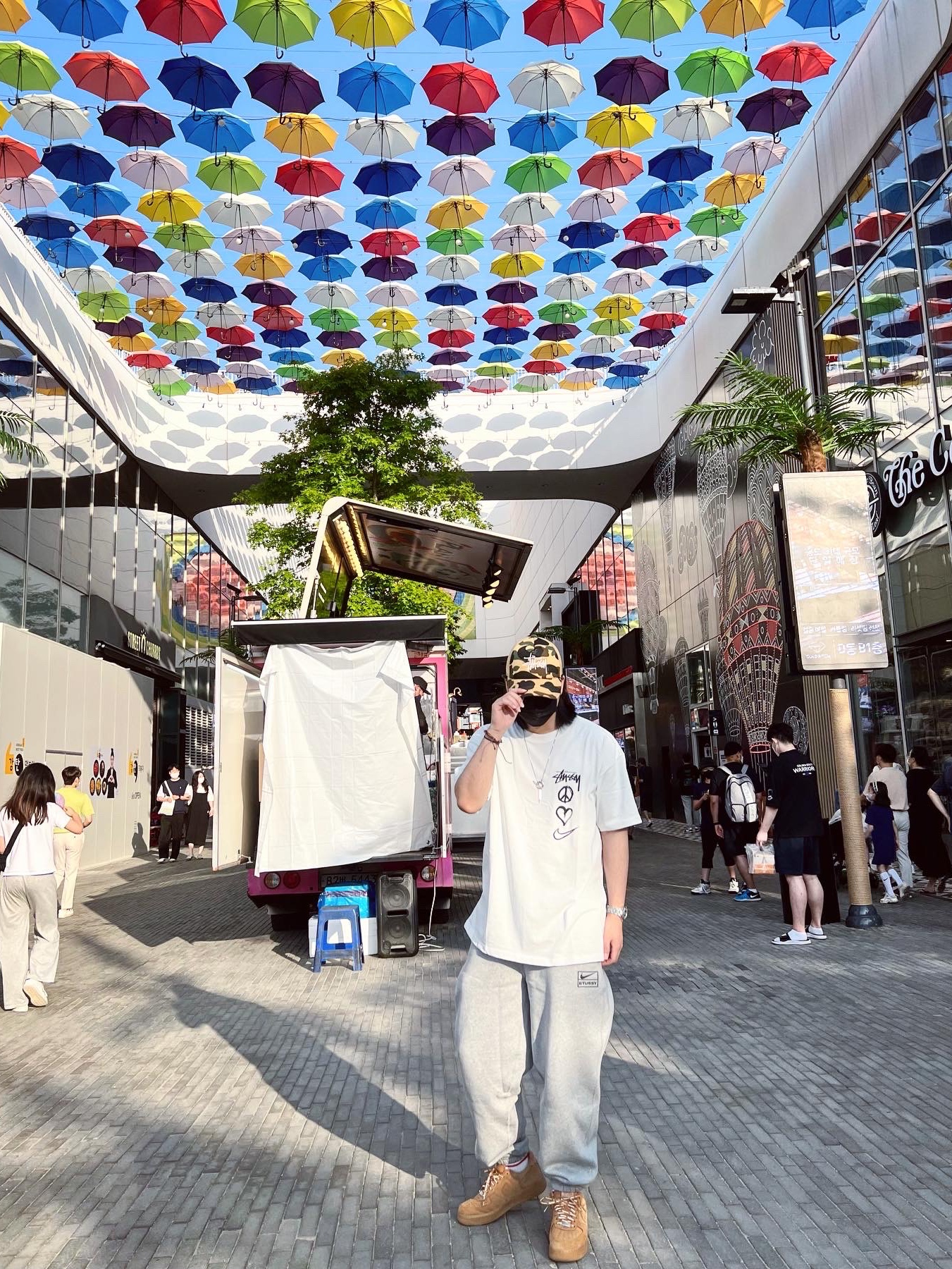 Stussy x BAPE Trucker Cap Yellow, Nike x Stussy NRG RA T-Shirt Summit White (DM4942-121) 착용 스타일 - 1
