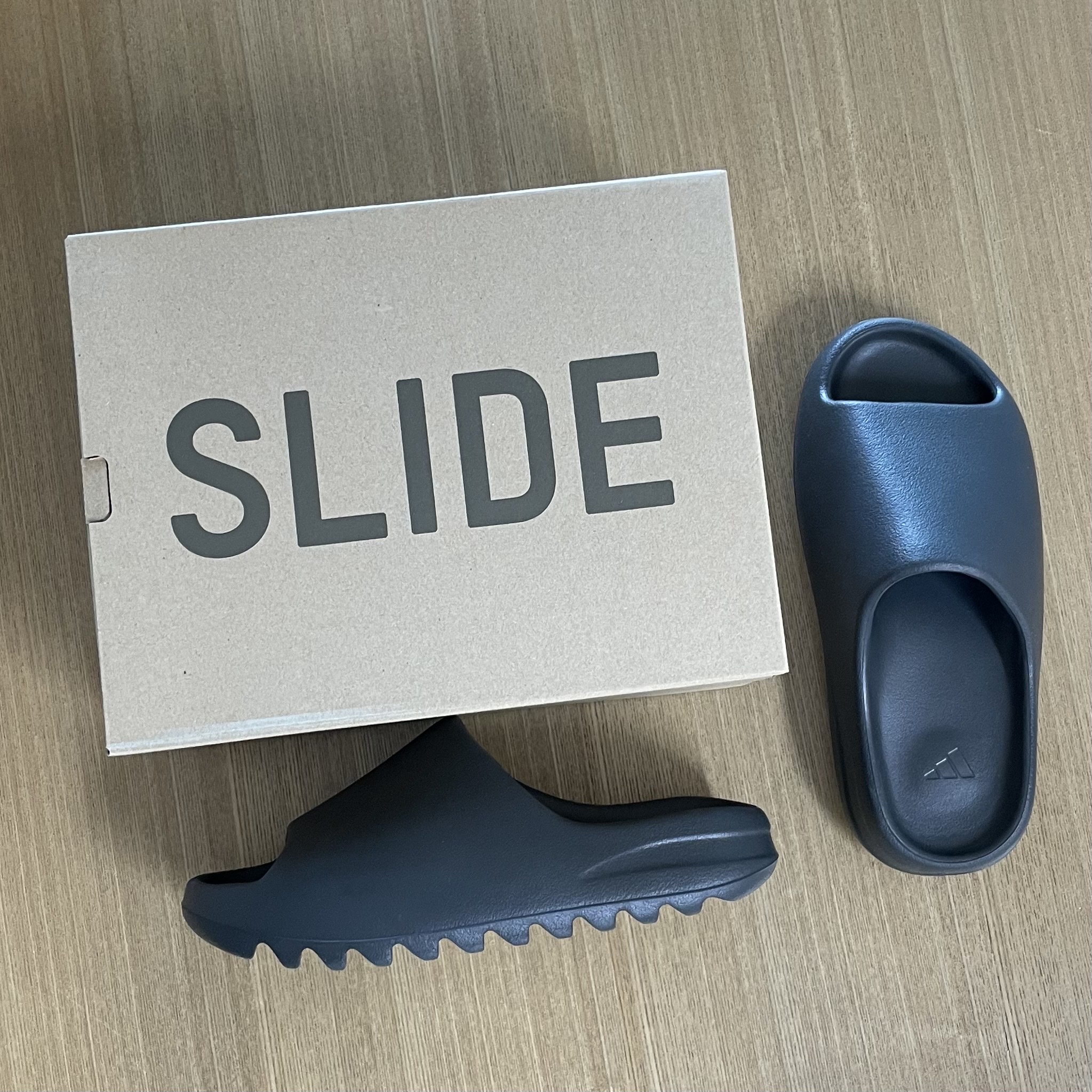 Adidas Yeezy Slide Onyx 착용 스타일
