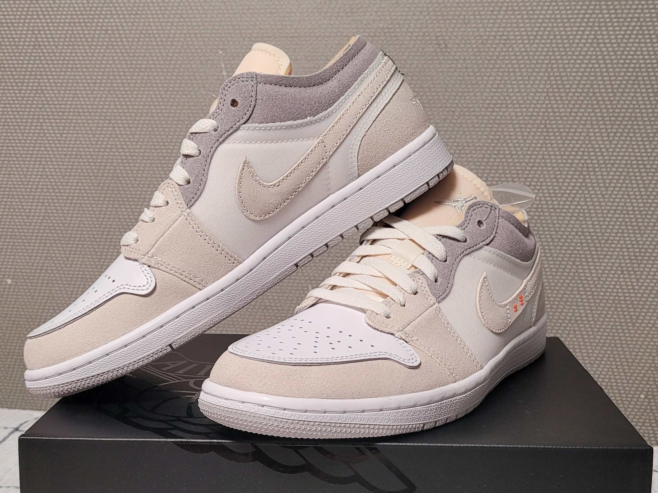 Jordan 1 Low SE Craft White and Phantom 착용 스타일 - 1