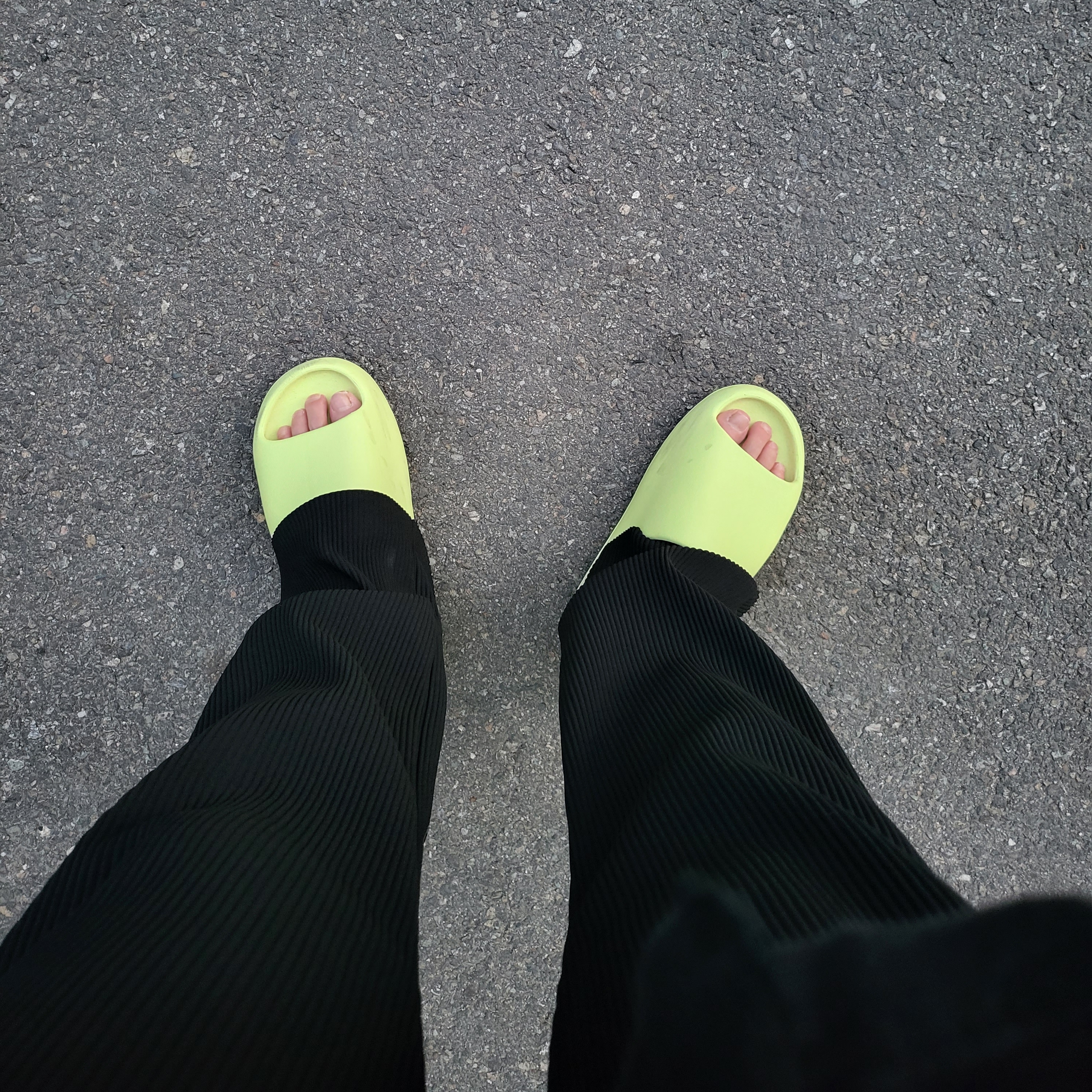 Adidas Yeezy Slide Glow Green 2022/2023 착용 스타일