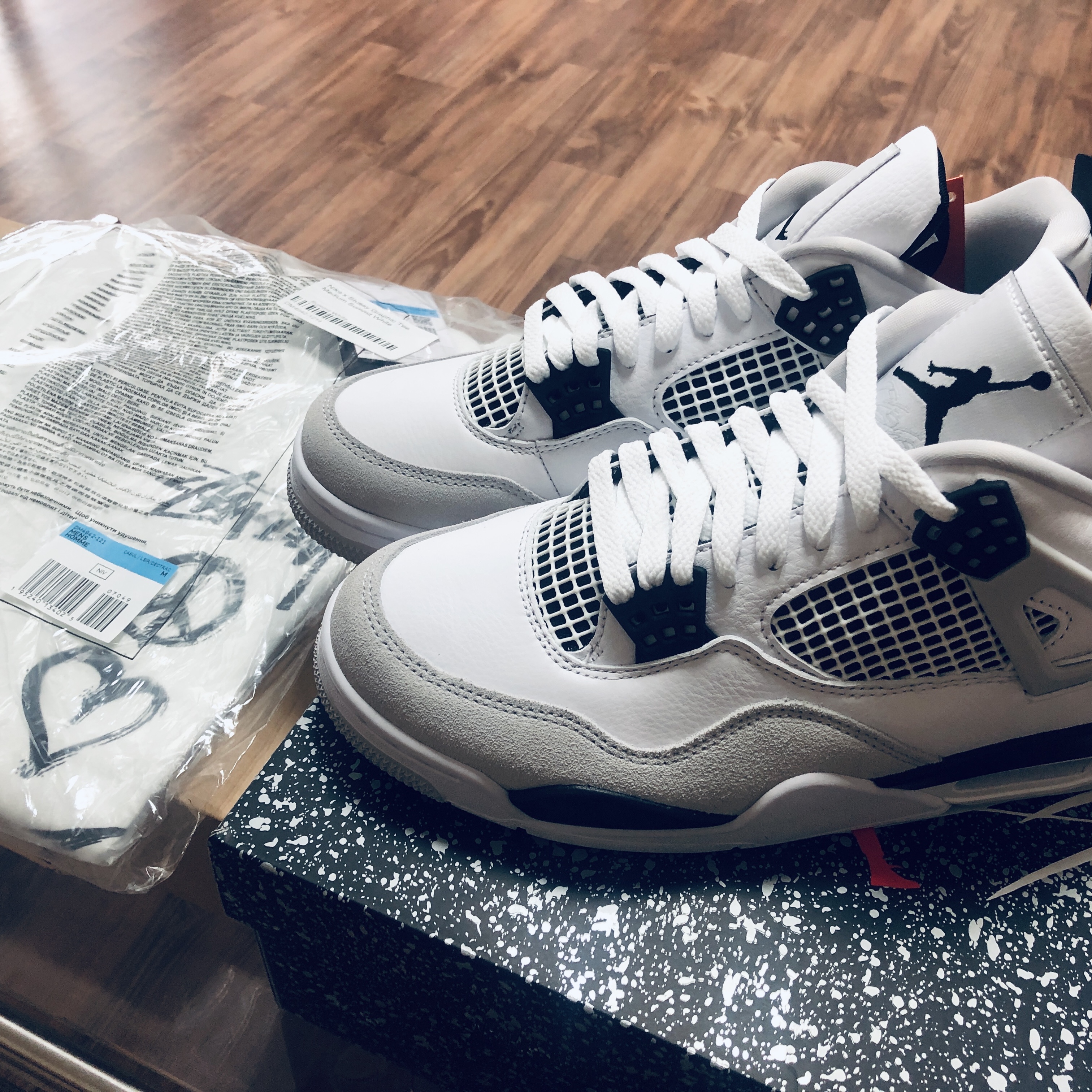Jordan 4 Retro White and Black, Nike x Stussy NRG RA T-Shirt Summit White (DM4942-121) 착용 스타일