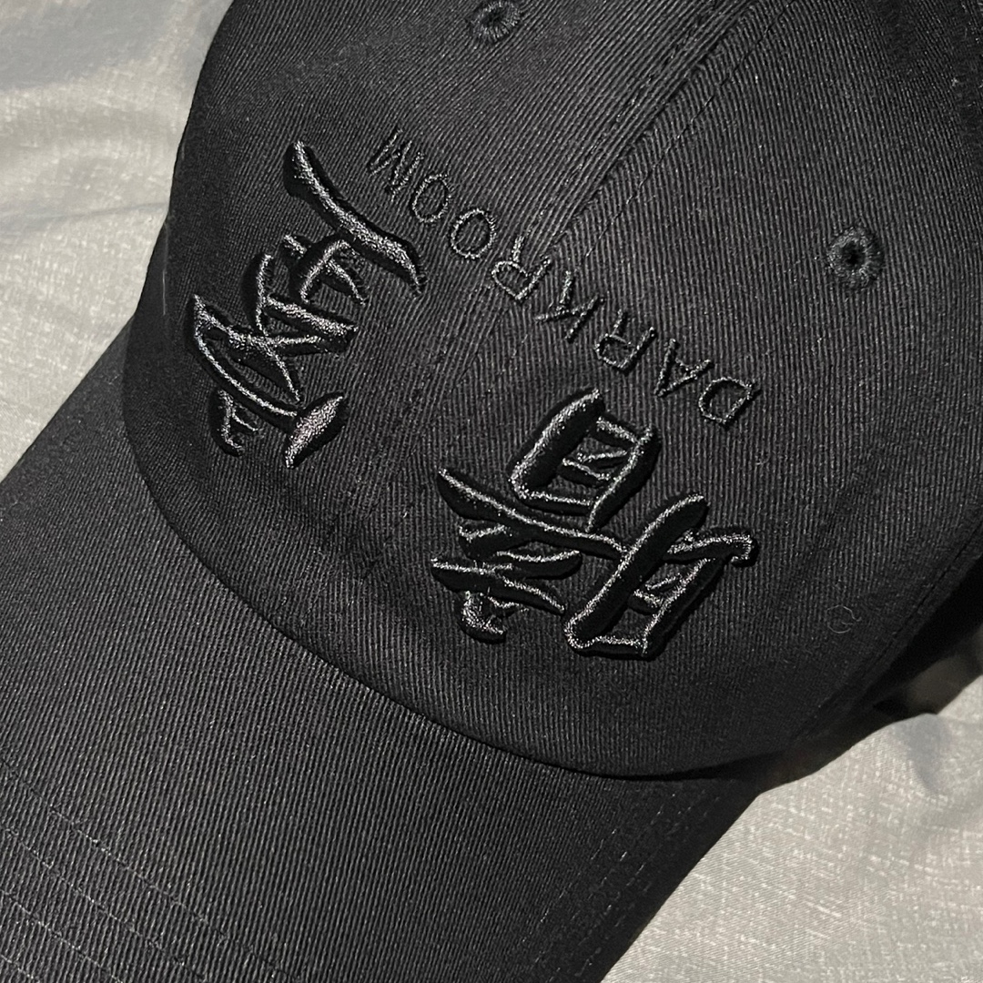 Darkr8m Studio Upside Down Black Logo Cap 착용 스타일
