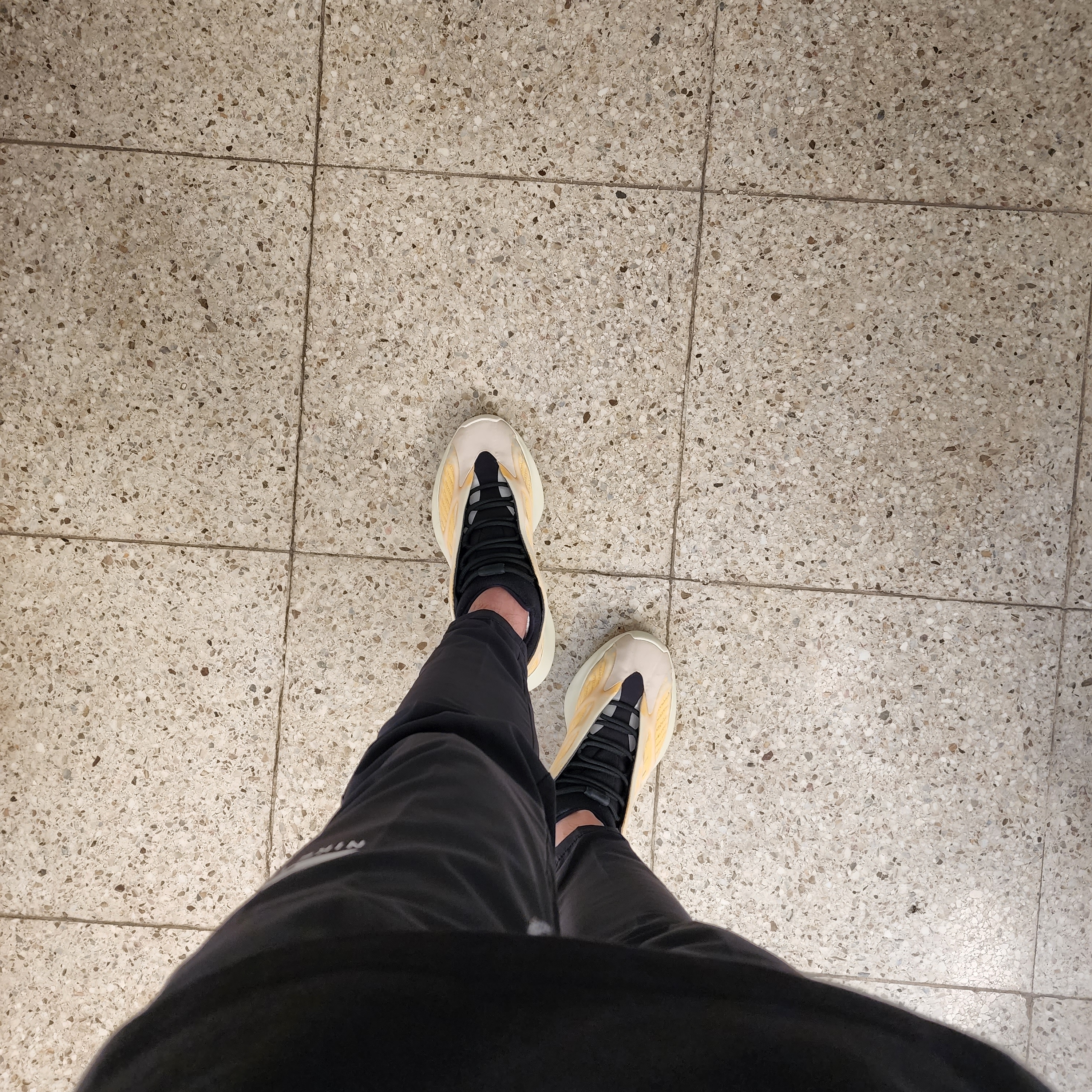 Adidas Yeezy 700 V3 Mono Safflower 착용 스타일