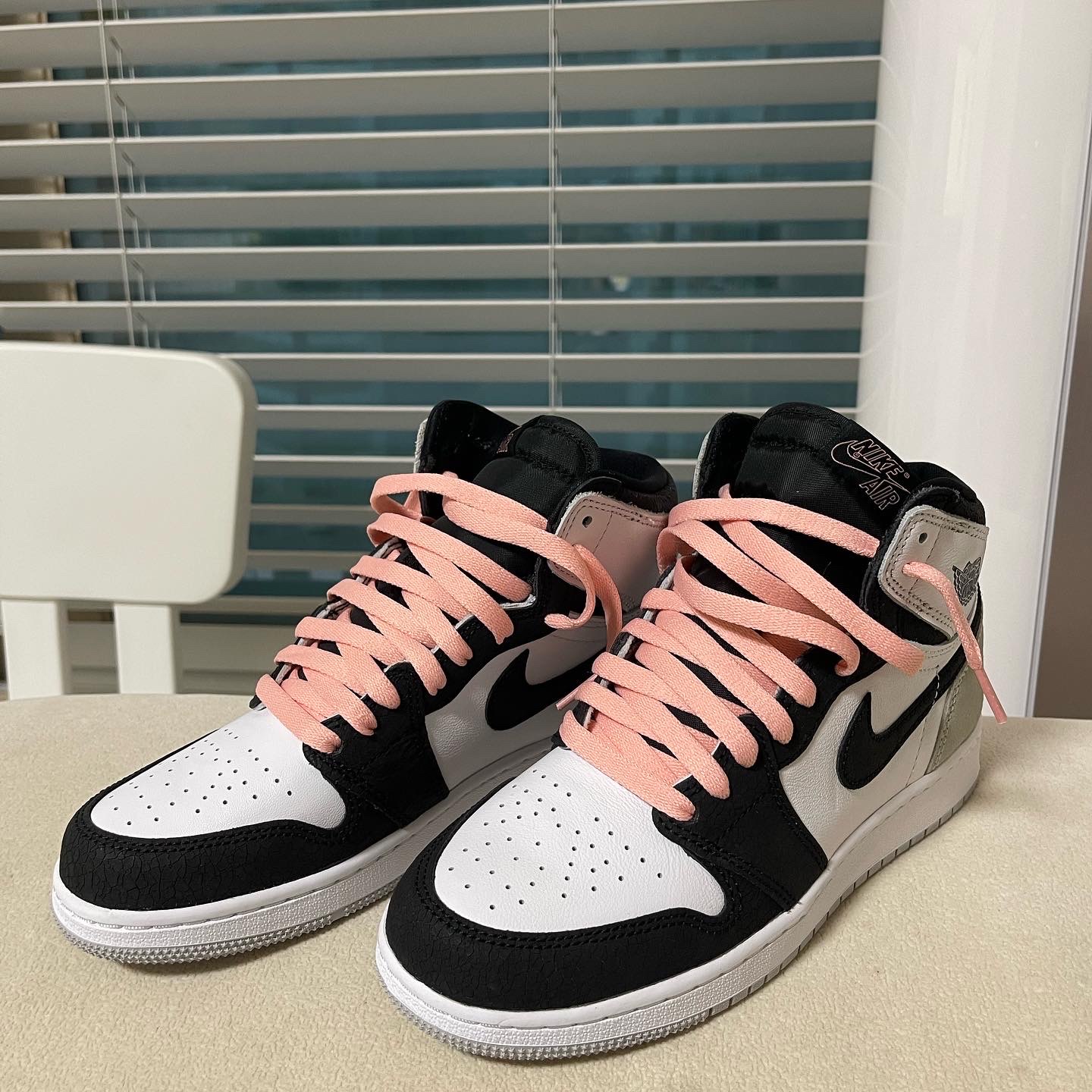 (GS) Jordan 1 Retro High OG Bleached Coral 착용 스타일 - 4