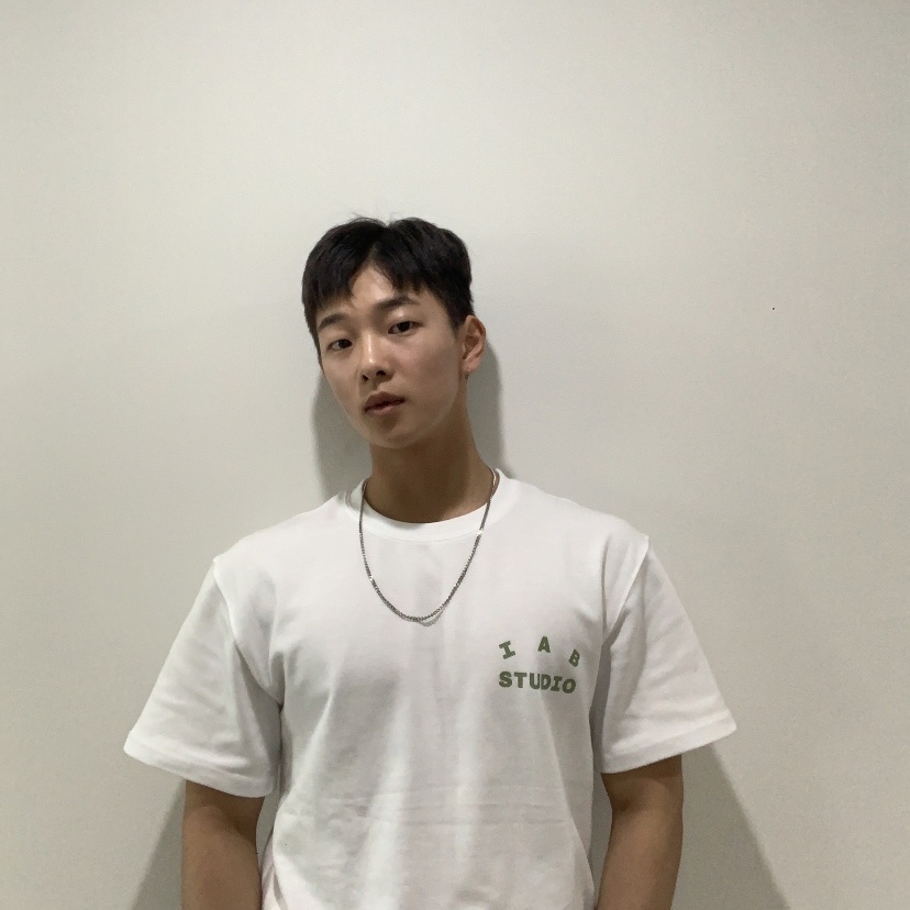IAB Studio T-Shirt White Light Green 착용 스타일 - 1