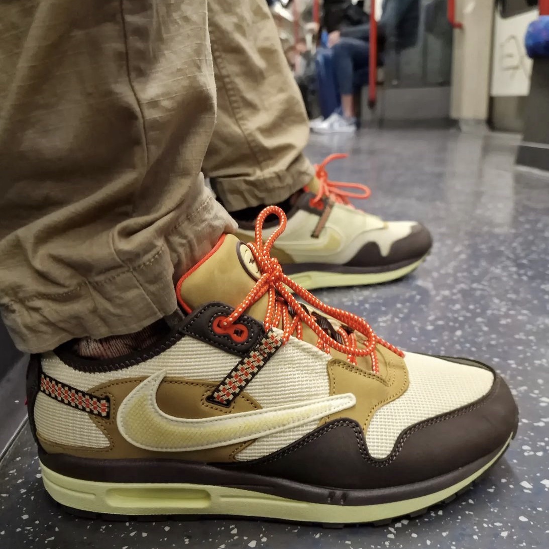 Nike x Travis Scott Air Max 1 Cact.us Brown 착용 스타일
