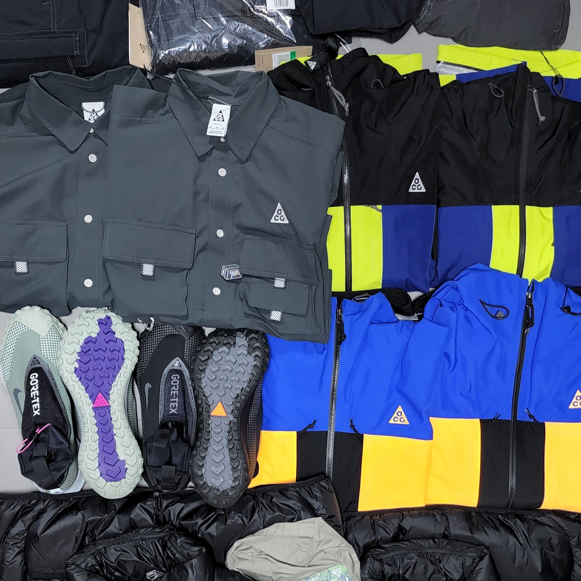 Nike ACG Cargo Shorts Black - Asia, Nike ACG Mountain Fly Gore-Tex Black and Dark Grey 착용 스타일