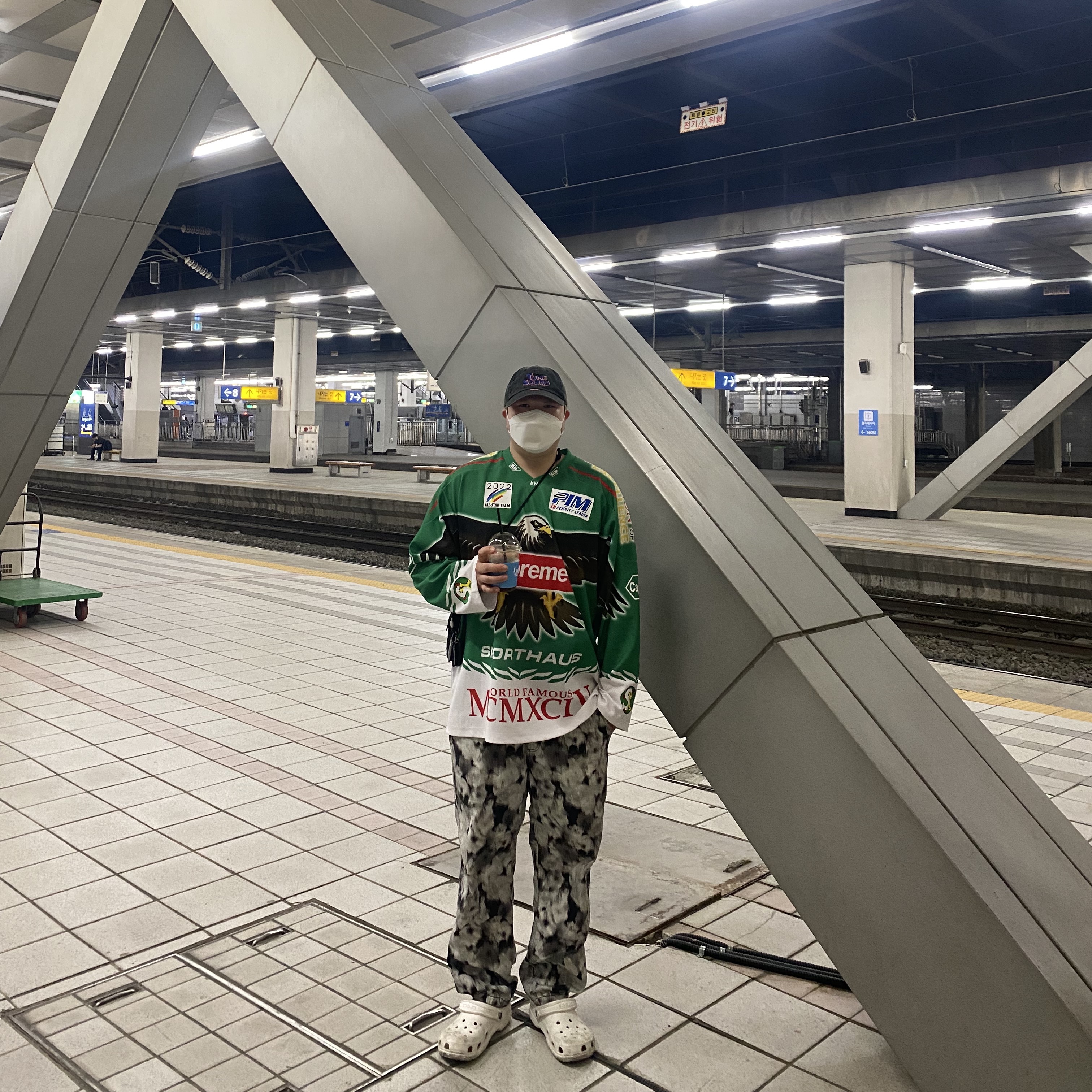Supreme Eagle Hockey Jersey Green - 22SS 착용 스타일