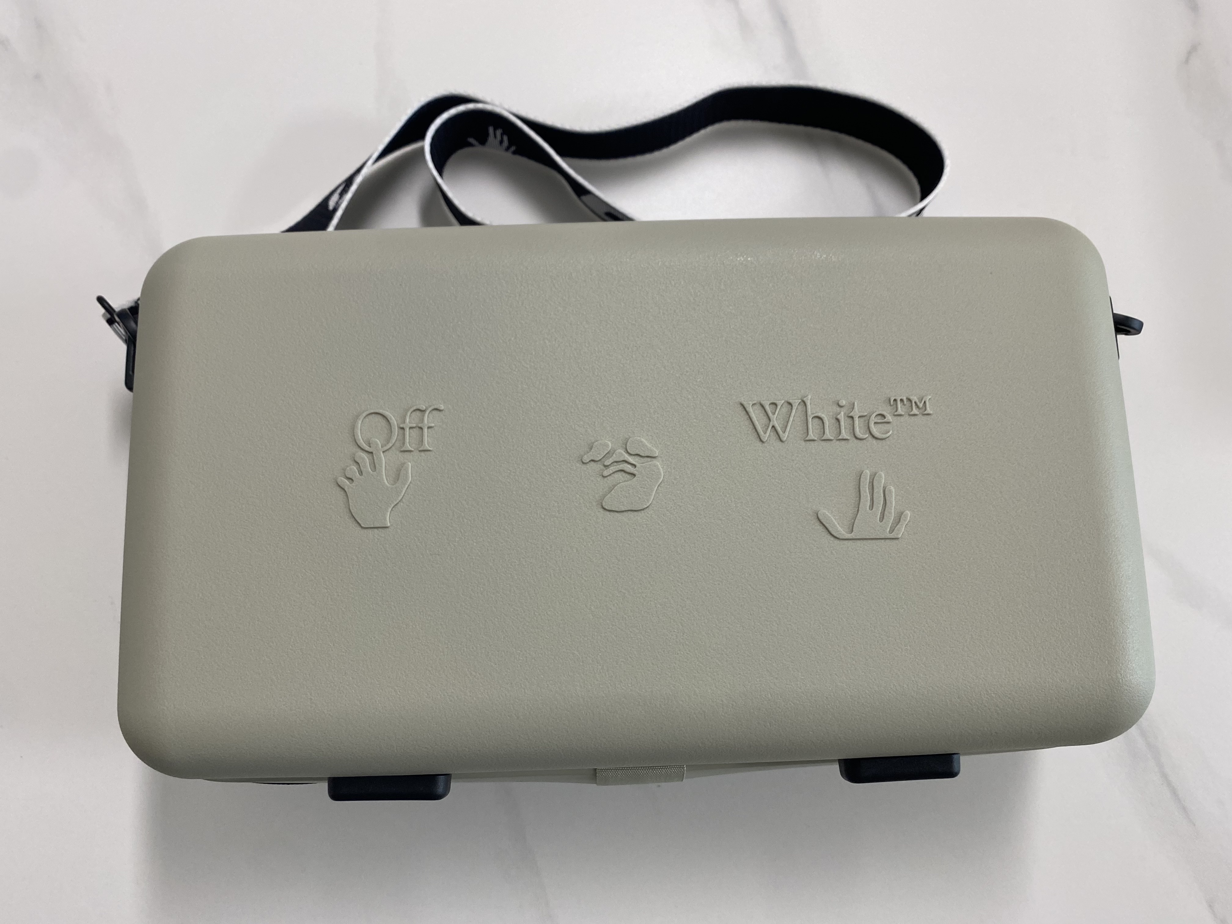 Off-White x Amore Pacific Protection Box (Without Cosmetics) 착용 스타일 - 2