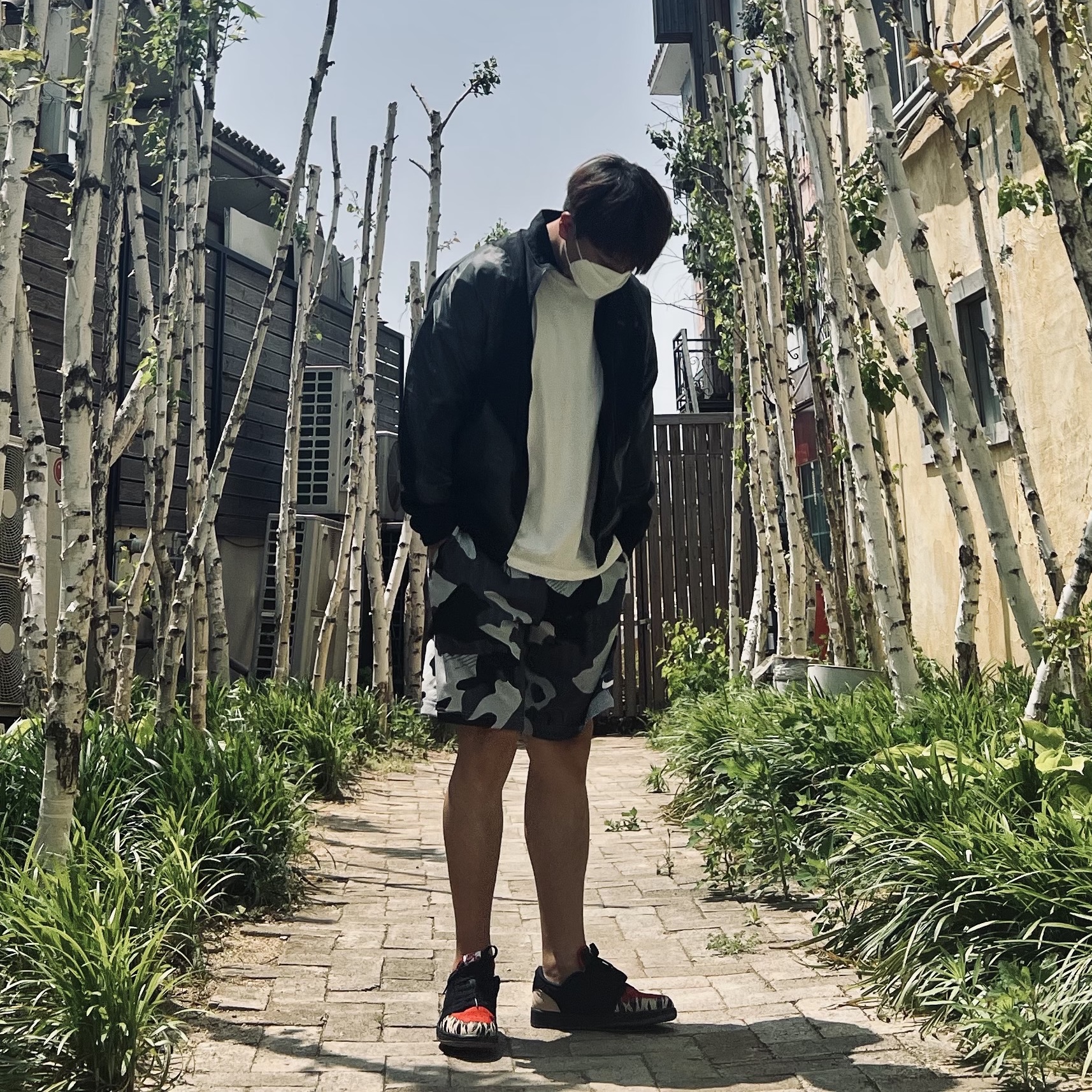 Jordan 1 x SoleFly Retro Low OG SP Black and Sport Red, Jordan x Off-White Woven Jacket Black - Asia 착용 스타일 - 2