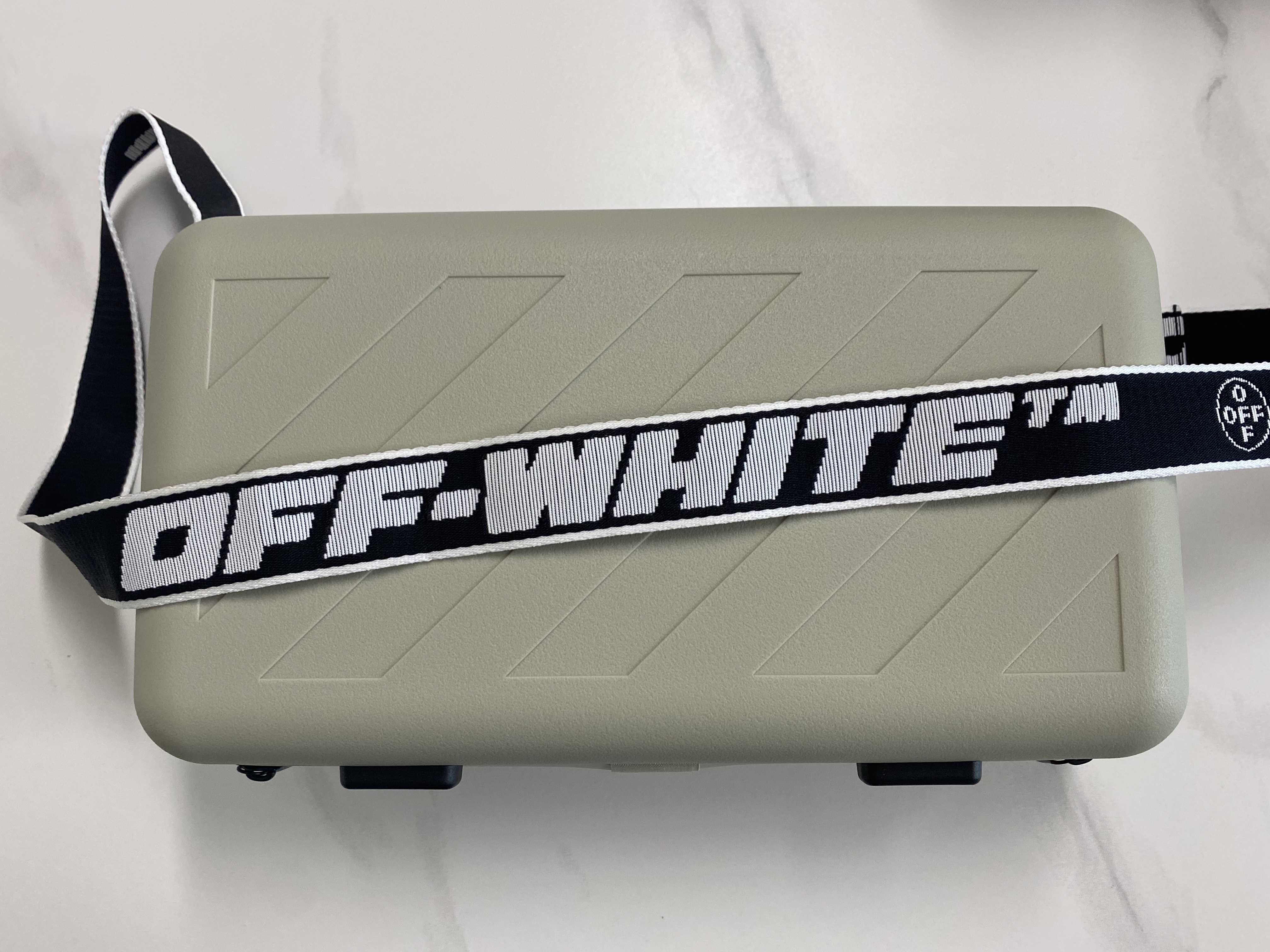 Off-White x Amore Pacific Protection Box (Without Cosmetics) 착용 스타일 - 1