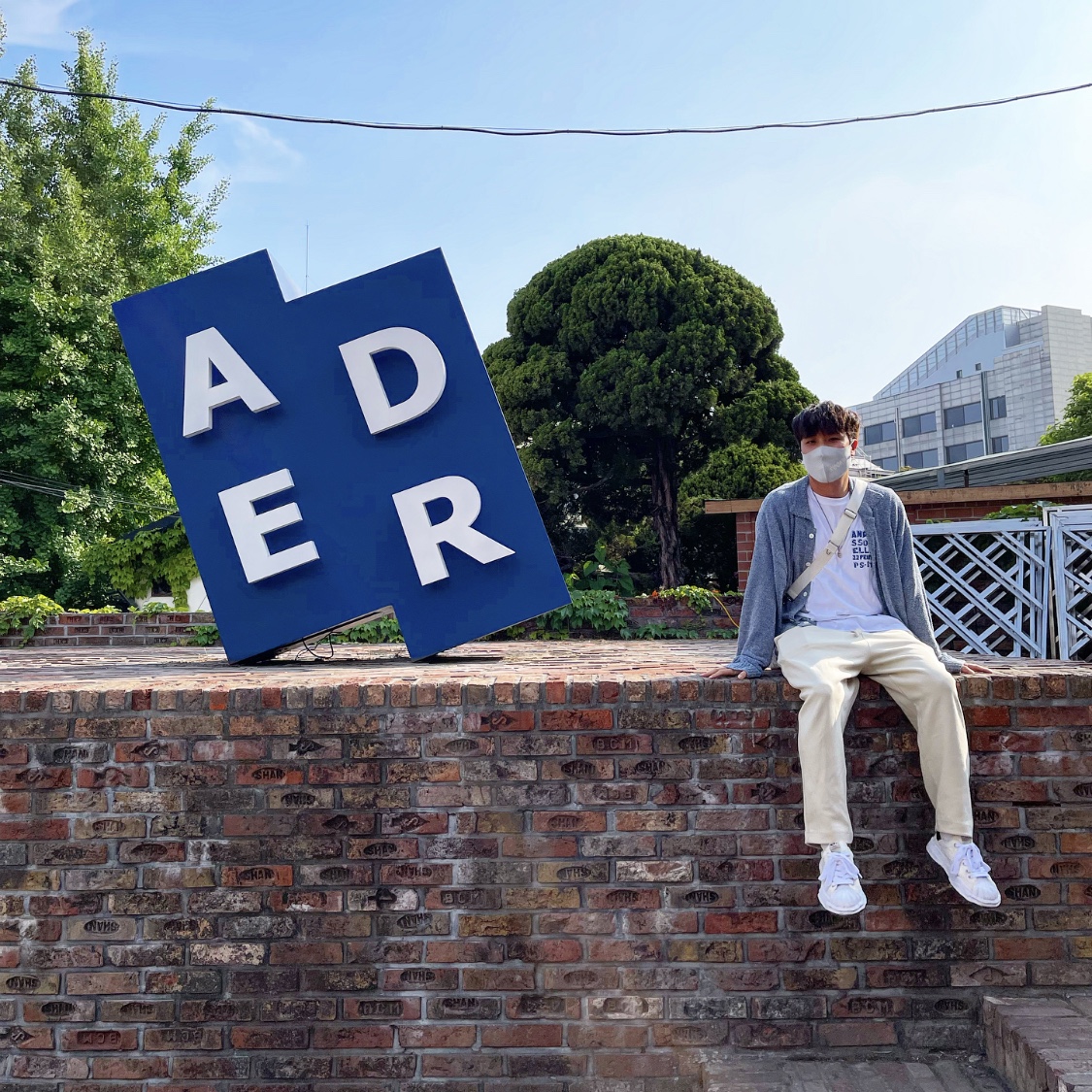 Maison Mihara Yasuhiro Blakey OG Sole Canvas Low-top Sneakers White 착용 스타일 - 1