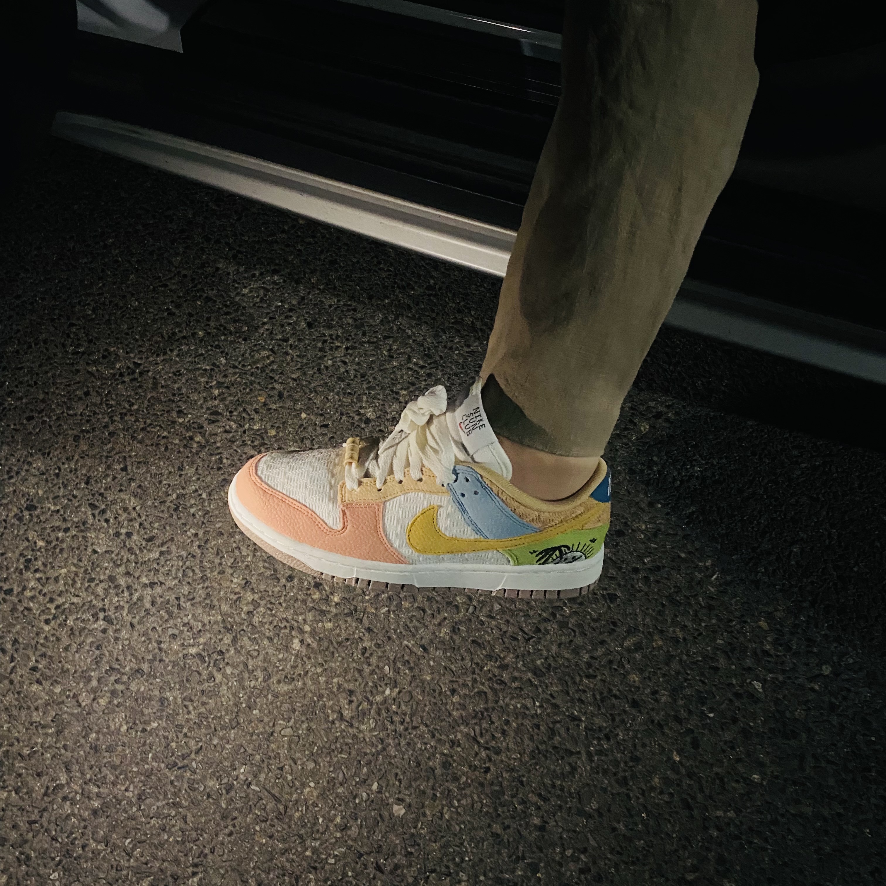 (W) Nike Dunk Low SE Sun Club Sanded Gold 착용 스타일