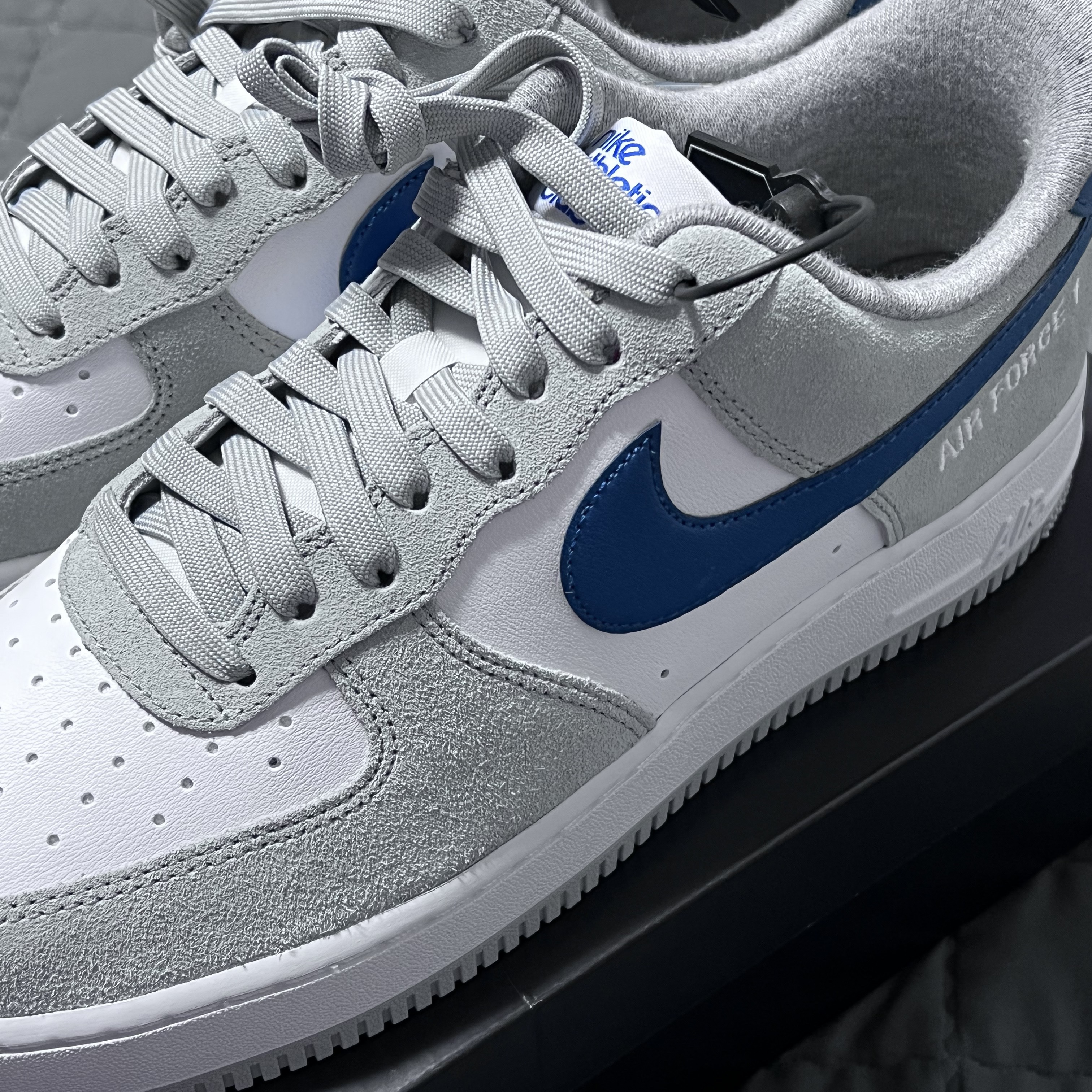 Nike Air Force 1 '07 LV8 Athletic Club Light Smoke Grey Marina 착용 스타일
