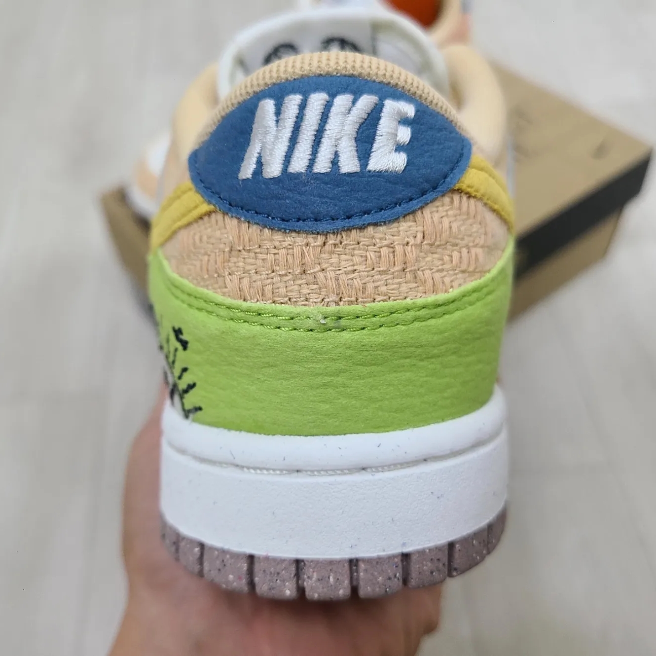 (W) Nike Dunk Low SE Sun Club Sanded Gold 착용 스타일 - 3