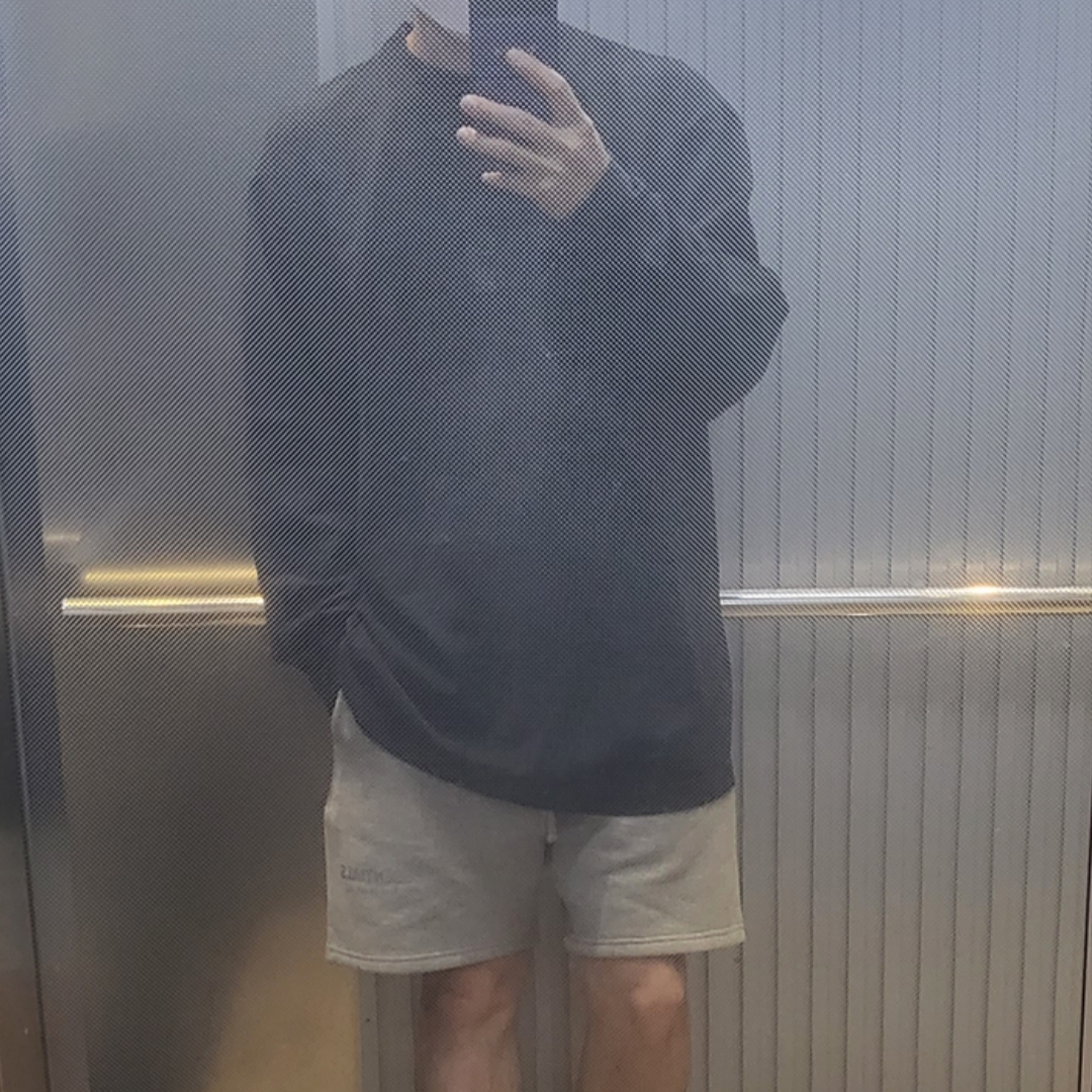 Yeezy Gap Engineered By Balenciaga Dove Long Sleeve T-Shirt Washed Black 착용 스타일 - 2